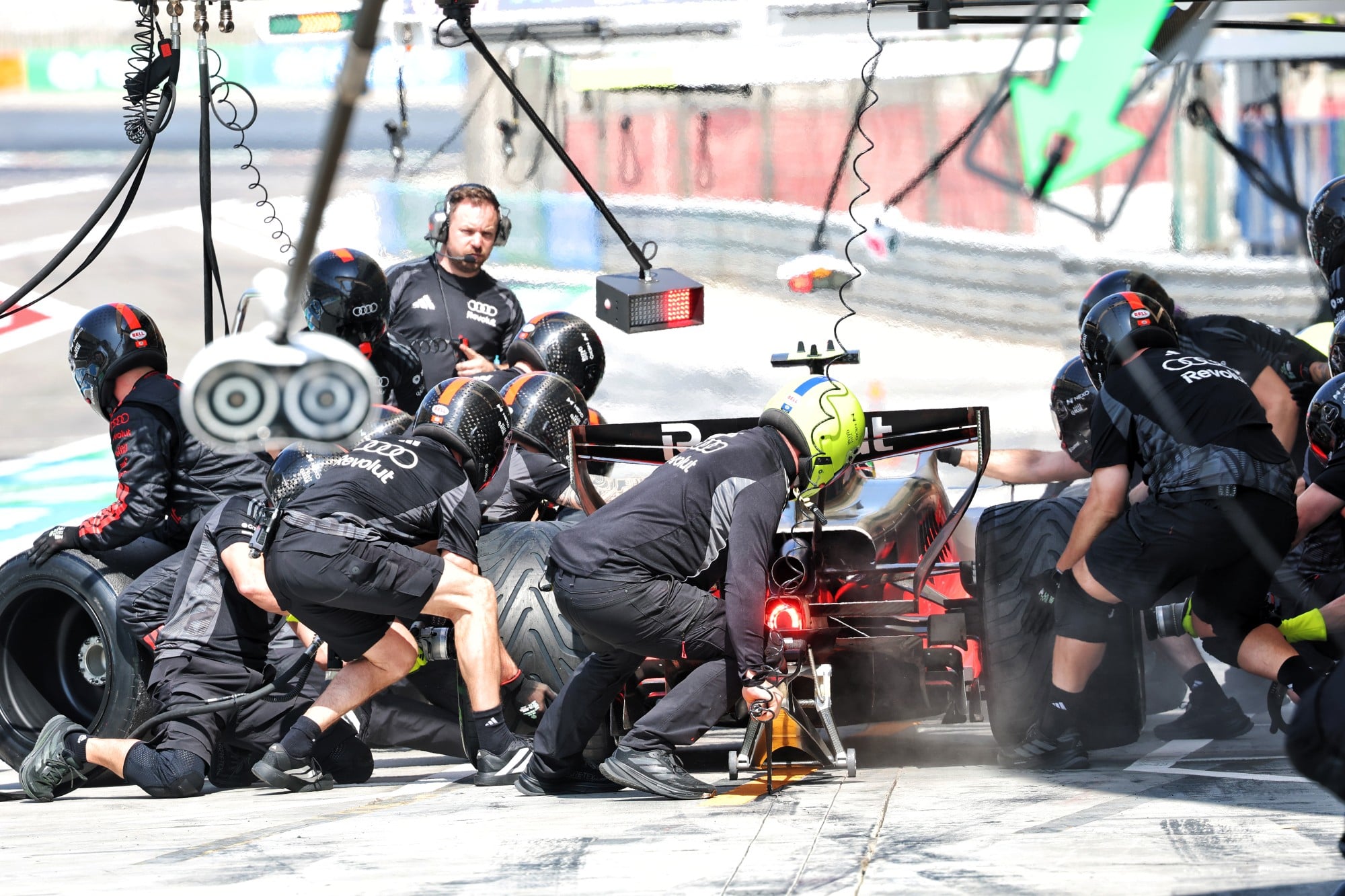 Gabriel Bortoleto (BRA) Audi F1 Team R26 practices a pit stop.
