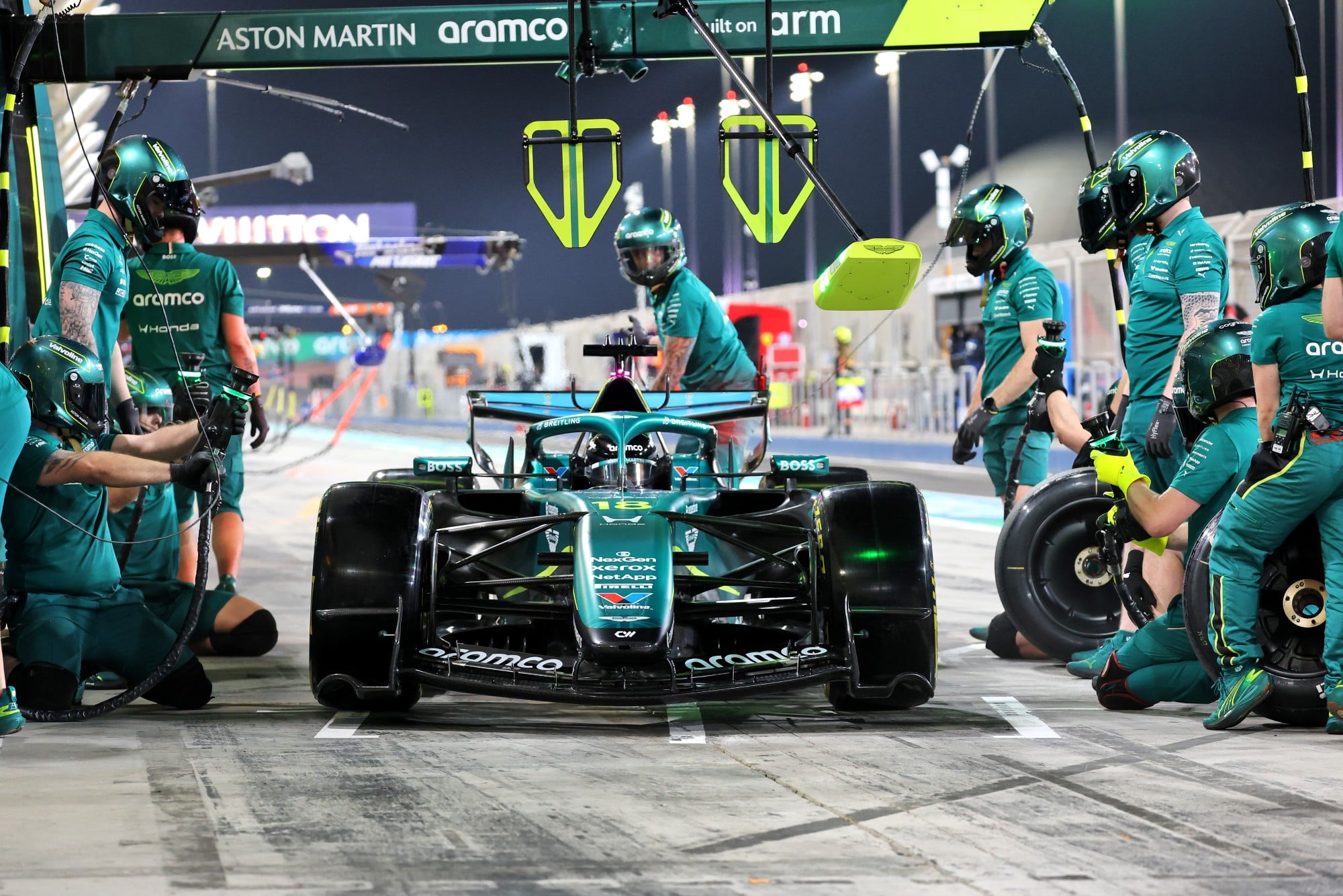 Lance Stroll (CDN) Aston Martin F1 Team AMR26 practices a pit stop.