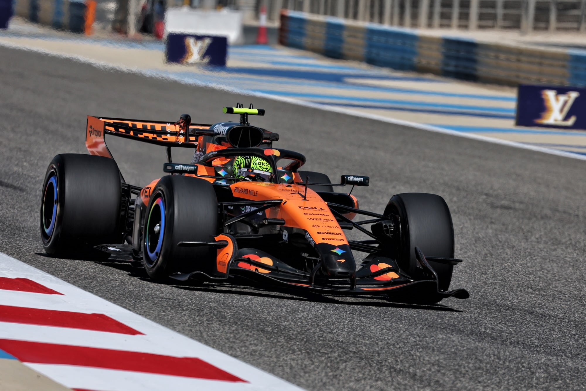 F1: McLaren testa diferentes pneus e configurações no Bahrein Lando Norris (GBR) McLaren F1 Team MCL40.