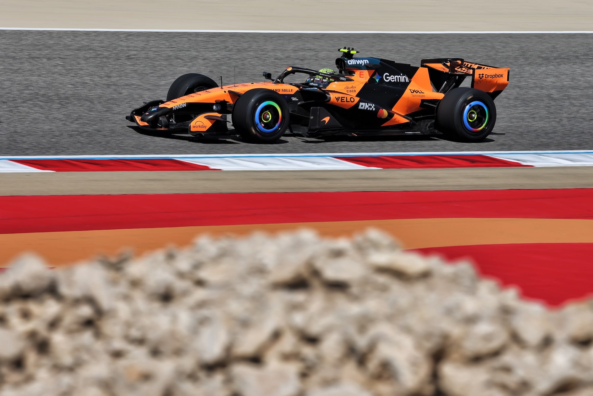 F1: Norris marca tempo ainda no início e lidera manhã do dia 2 no Bahrein