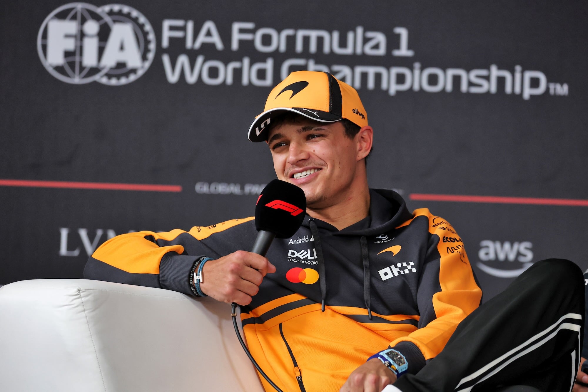 F1 hoje: Ferrari inova, Antonelli lidera e Bortoleto reage Lando Norris (GBR) McLaren F1 Team in the FIA Press Conference.