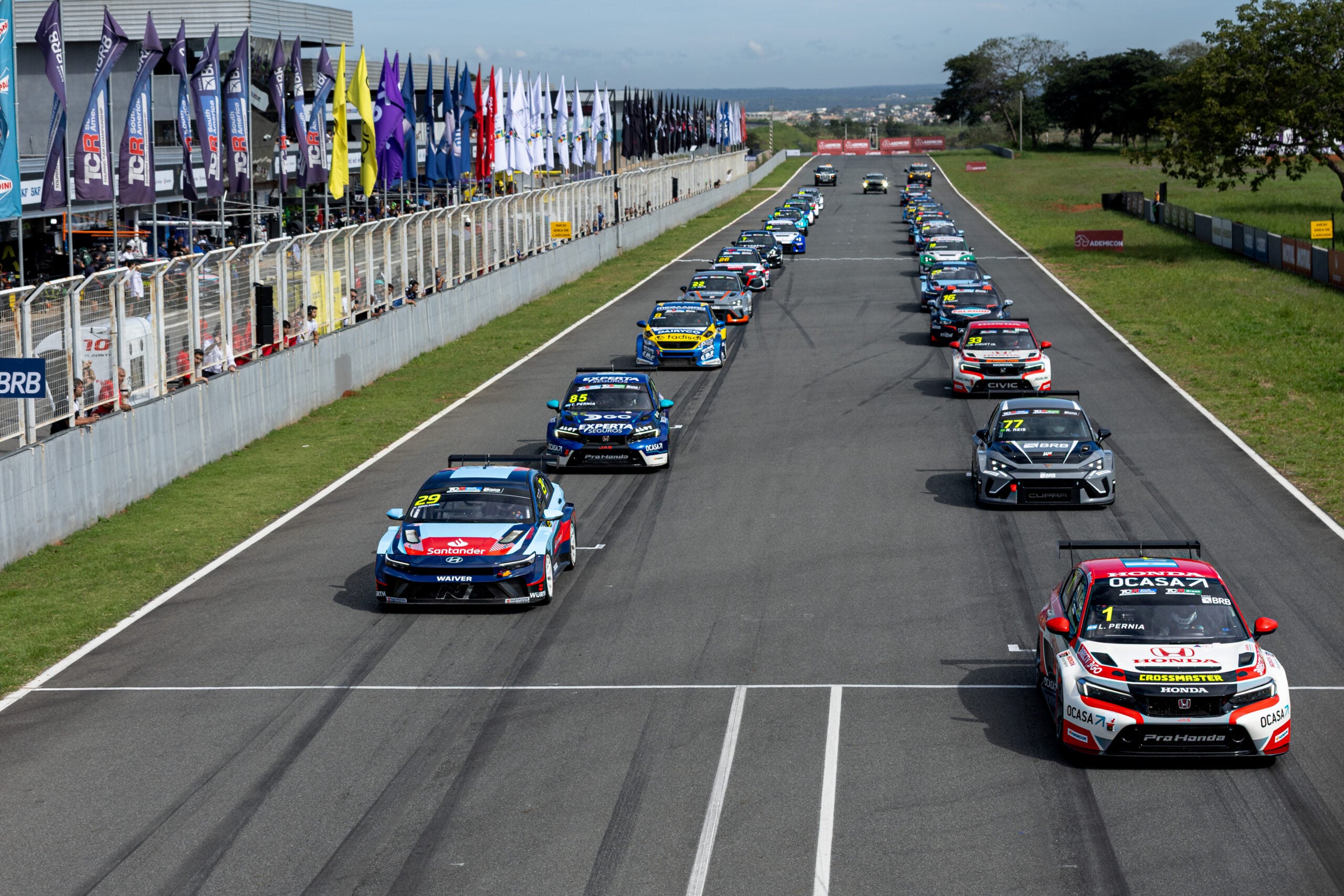 Raphael Reis lidera o início da temporada do TCR Brasil