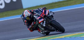 MotoGP: Bezzecchi toma ponta na largada, dispara e vence GP do Brasil