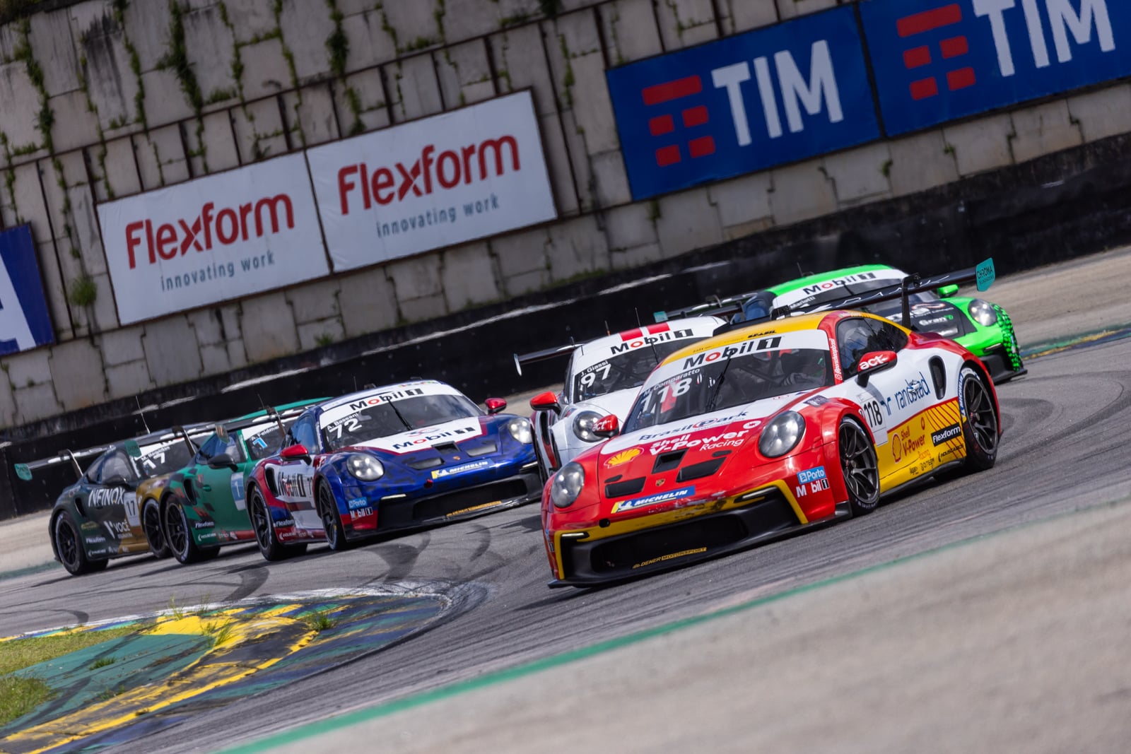 Comparatto luta pela vitória e termina em terceiro em Interlagos na Carrera Cup
