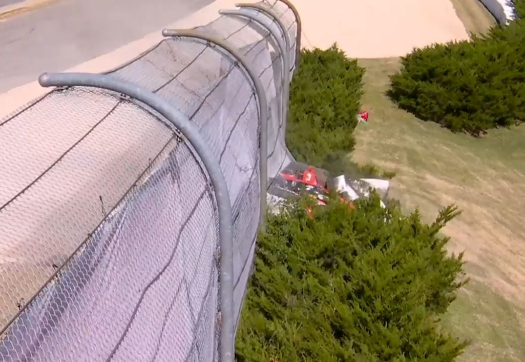 Indy: McLaughlin rompe alambrado em acidente durante treino para GP do Alabama Indy: McLaughlin rompe alambrado em acidente durante treino para GP do Alabama