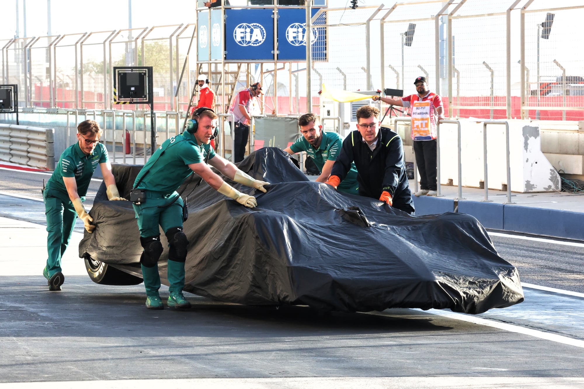 THe Aston Martin F1 Team AMR26 of Fernando Alonso (ESP) is recovered back to the pits by mechanics.