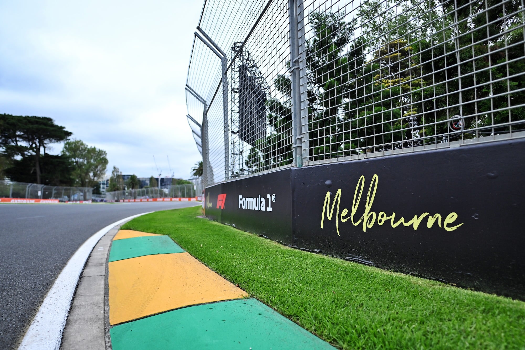F1: FIA suspende toque de recolher no GP da Austrália Circuit atmosphere - Melbourne branding trackside.