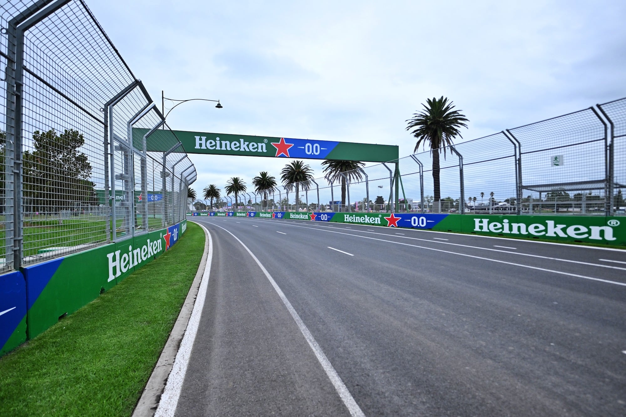 F1: FIA desmente diretor do GP da Austrália sobre mudança no limite de velocidade no pit lane Circuit atmosphere - Heineken branding trackside.