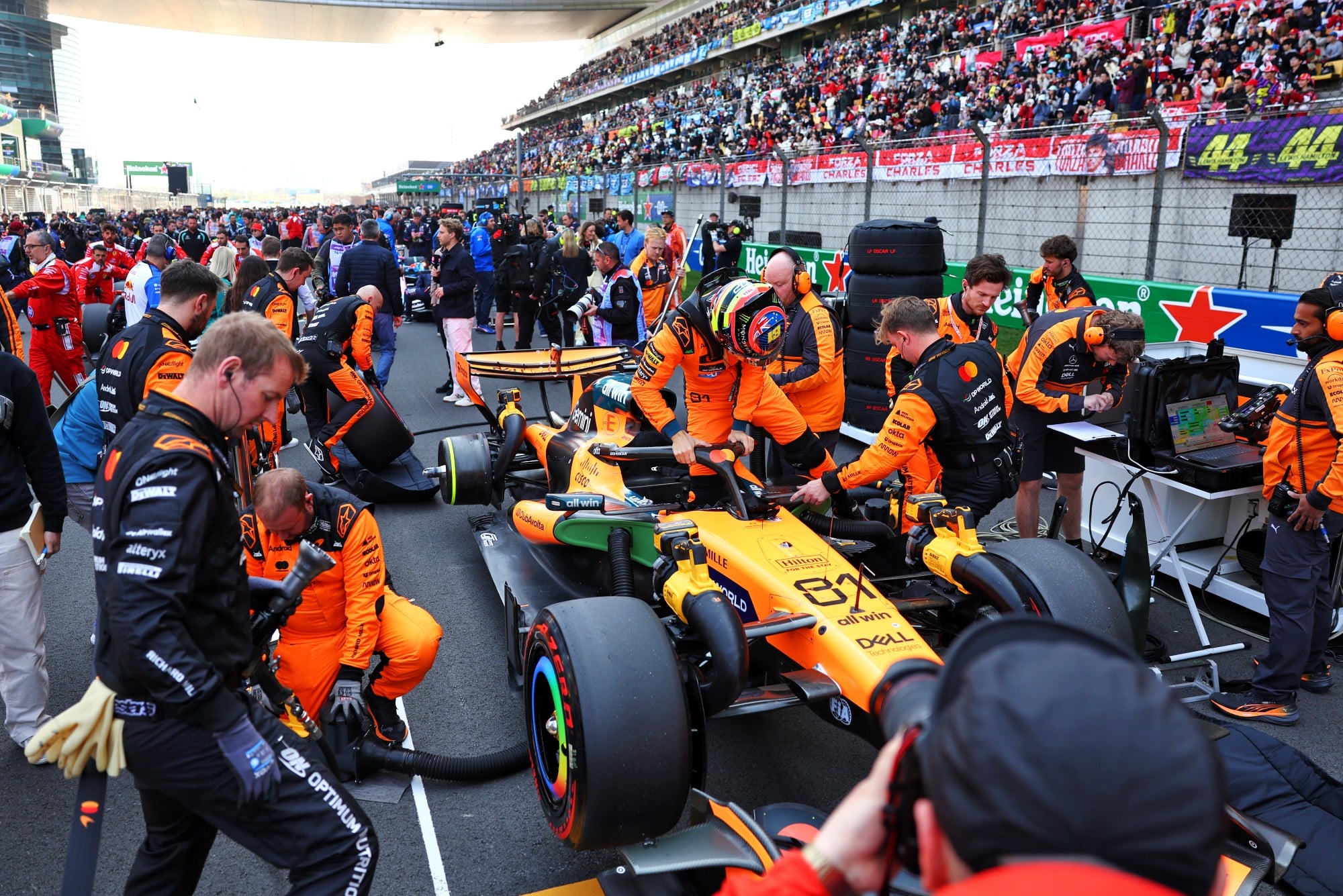 F1: Confira as imagens do GP da China 2026 Oscar Piastri (AUS) McLaren F1 Team MCL40 on the grid.