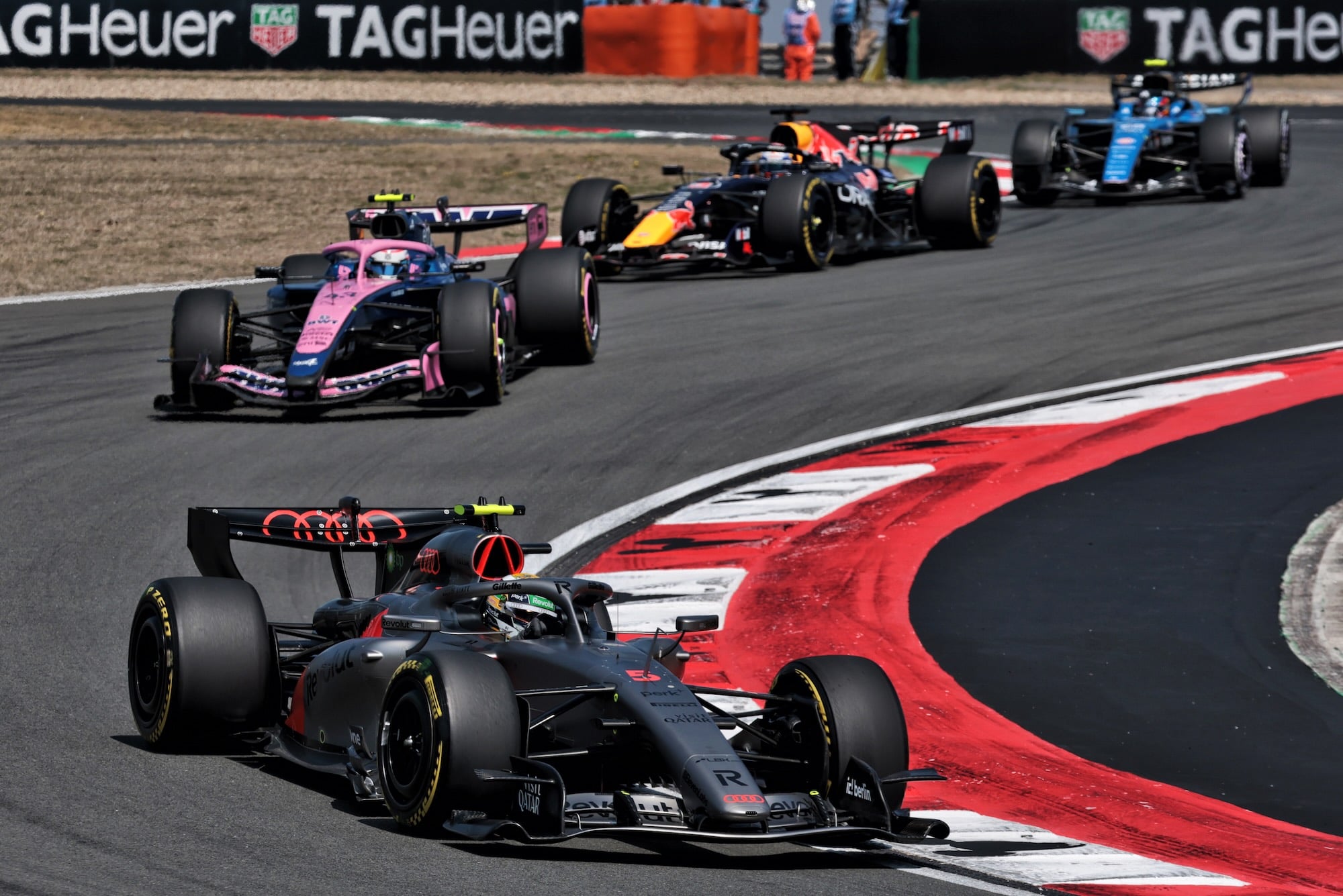 F1: Bortoleto sai da pista na última curva do Q2 e larga em 16º no GP da China