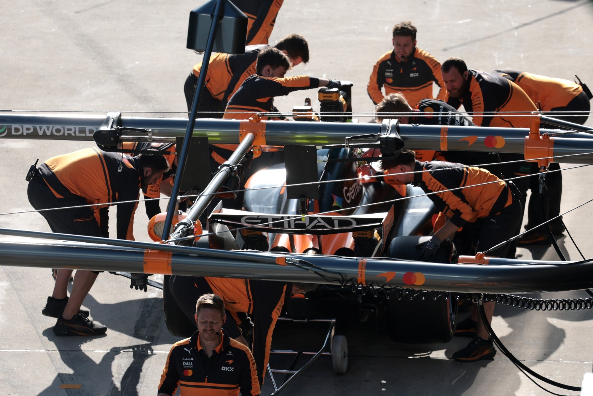 F1: Confira as imagens do GP da China 2026 Lando Norris (GBR) McLaren F1 Team MCL40 in the pits.