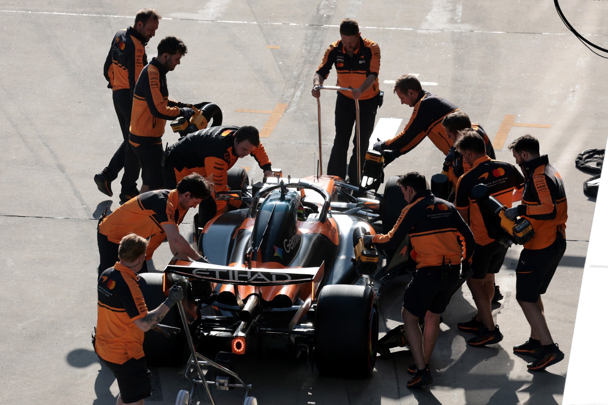 F1: Confira as imagens do GP da China 2026 Oscar Piastri (AUS) McLaren F1 Team MCL40 in the pits.