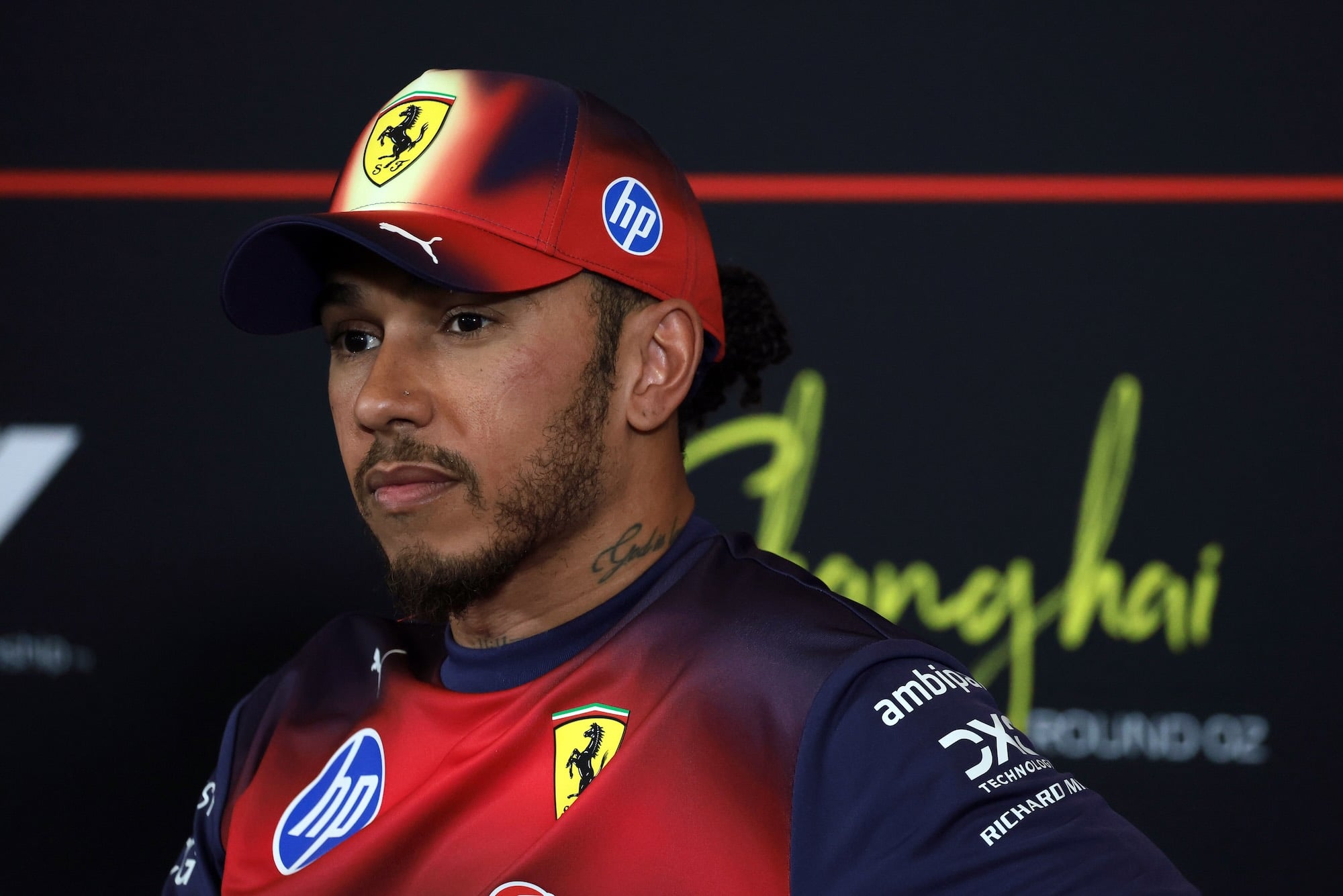 F1: Villeneuve vê Hamilton “quase imbatível” na Ferrari em 2026