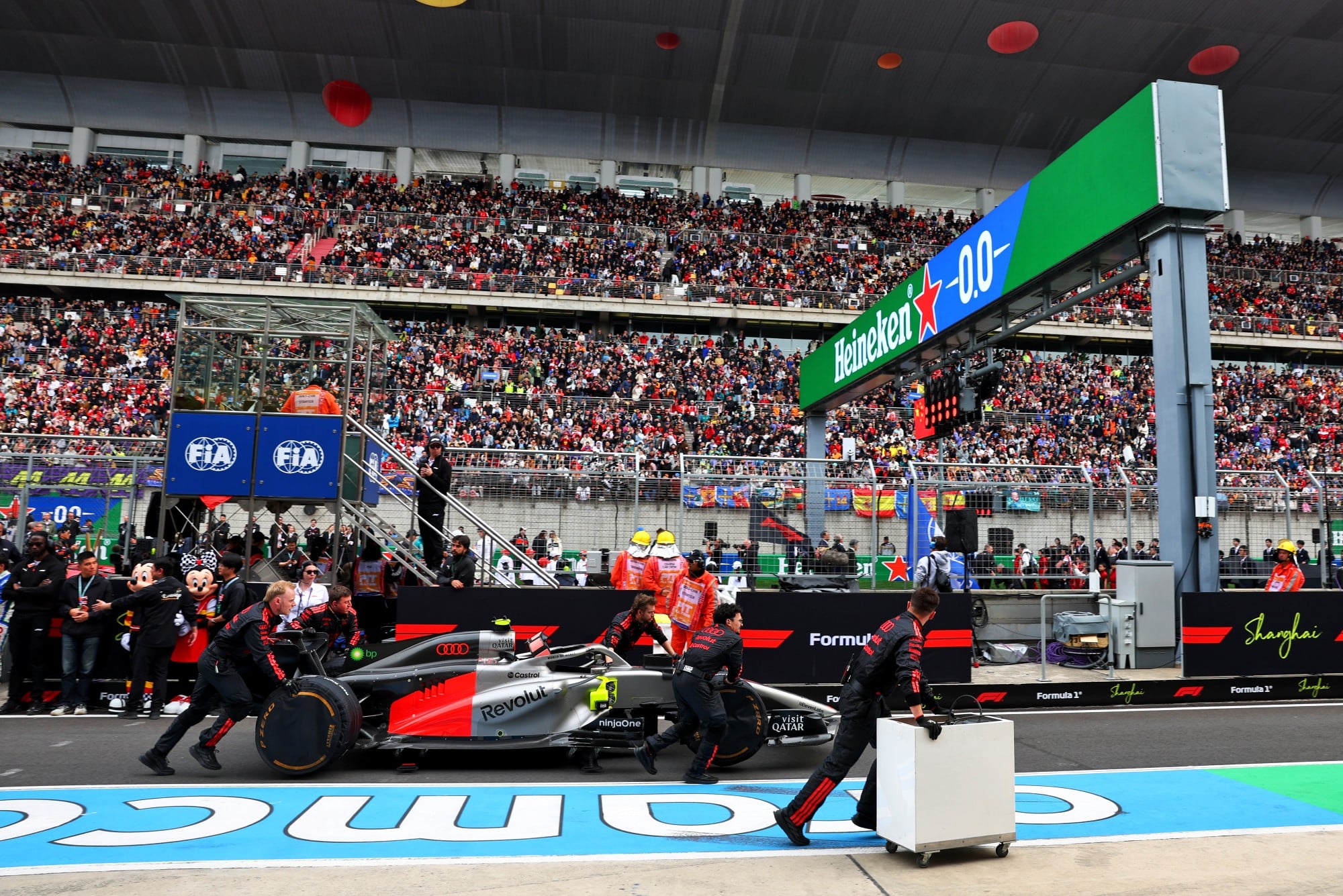 F1: Confira as imagens do GP da China 2026 The Audi F1 Team R26 of Gabriel Bortoleto (BRA) is pushed down the pit lane and is retired from the race.