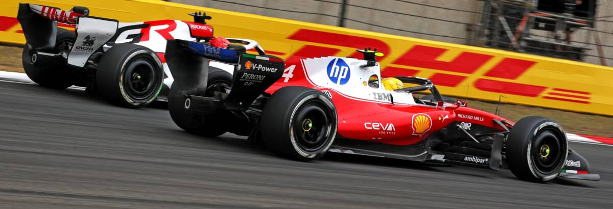 F1: Hamilton celebra 1º pódio com a Ferrari após duelo com Leclerc