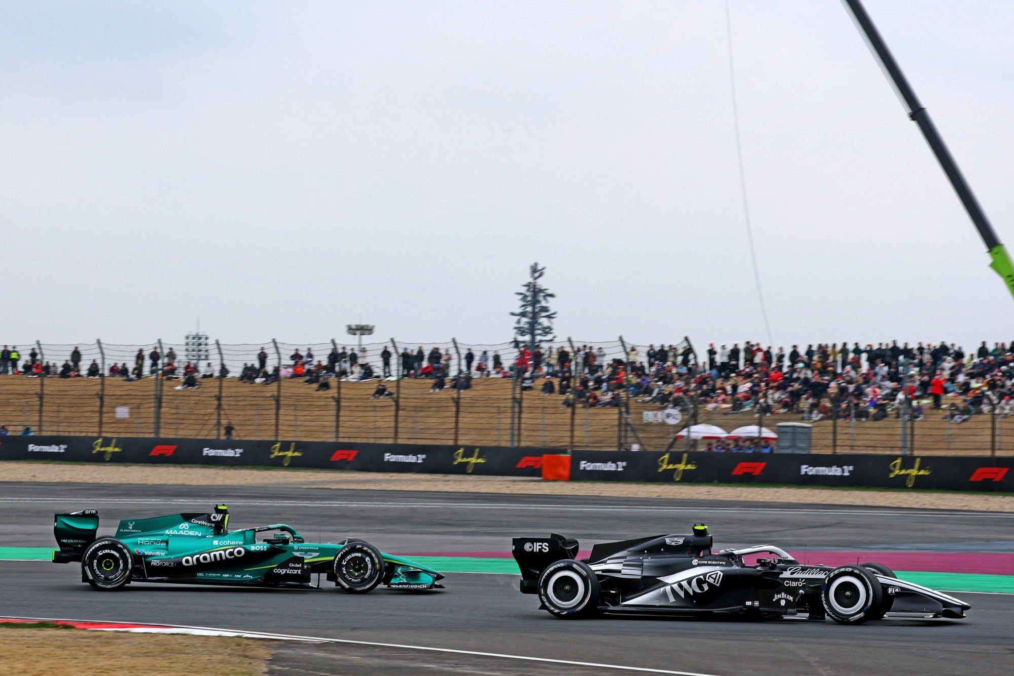 F1: Confira as imagens do GP da China 2026 Valtteri Bottas (FIN) Cadillac Formula 1 Team MAC-26 and Fernando Alonso (ESP) Aston Martin F1 Team AMR26 battle for position.