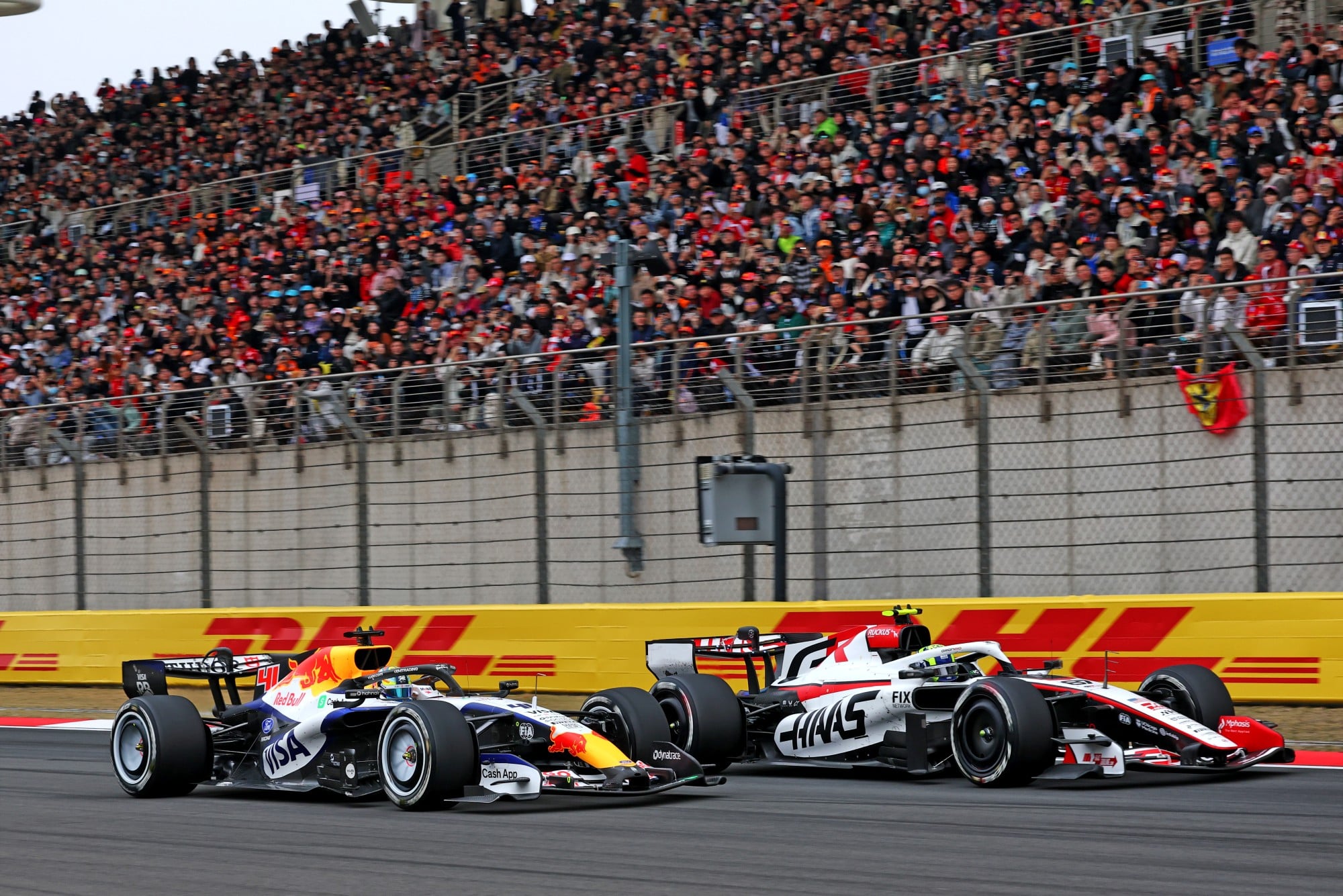 F1: Confira as imagens do GP da China 2026 Arvid Lindblad (GBR) Racing Bulls Formula One Team VCARB 03 and Oliver Bearman (GBR) Haas F1 Team VF-26 battle for position.