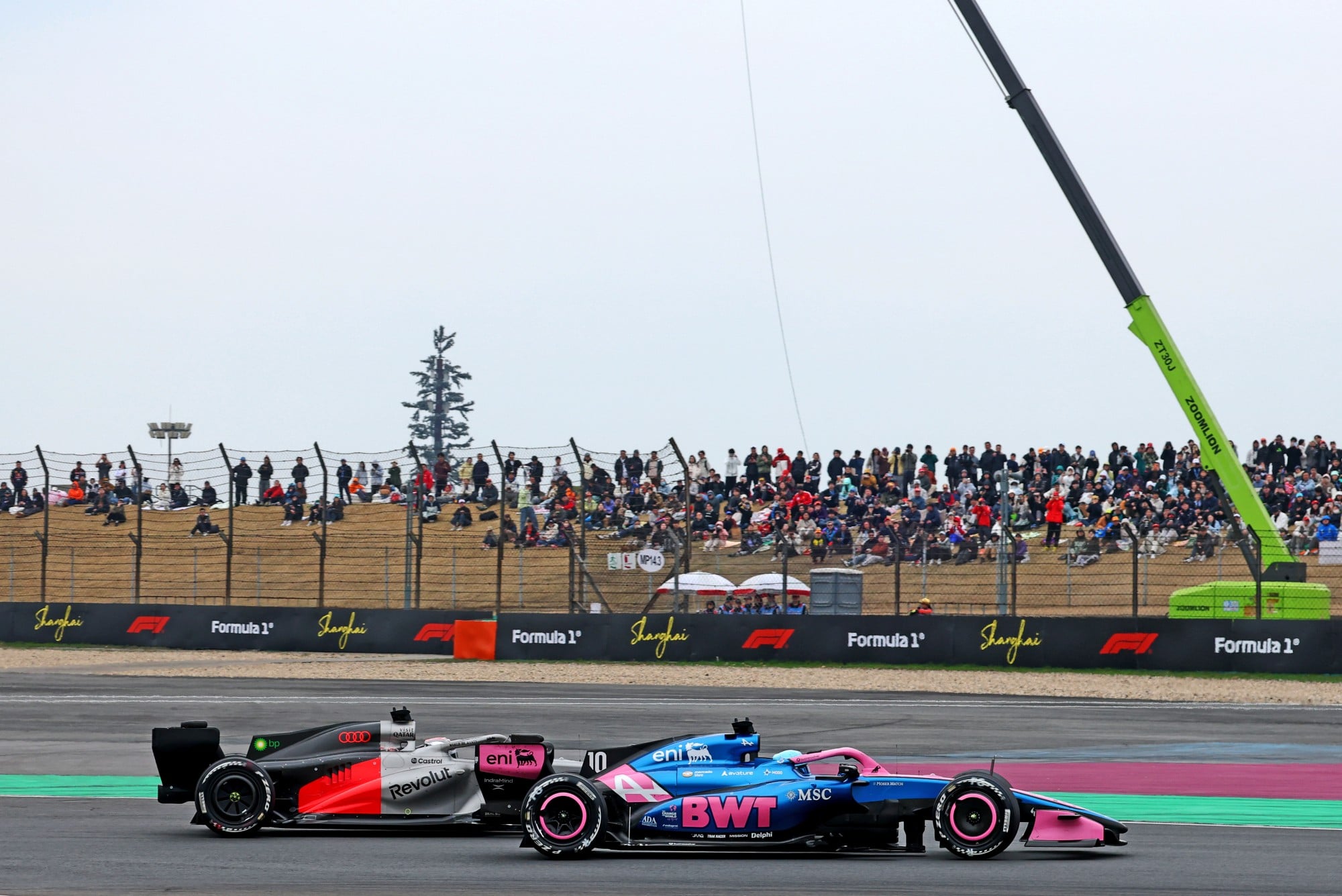 F1: Confira as imagens do GP da China 2026 Pierre Gasly (FRA) Alpine F1 Team A526 and Nico Hulkenberg (GER) Audi F1 Team R26 battle for position.