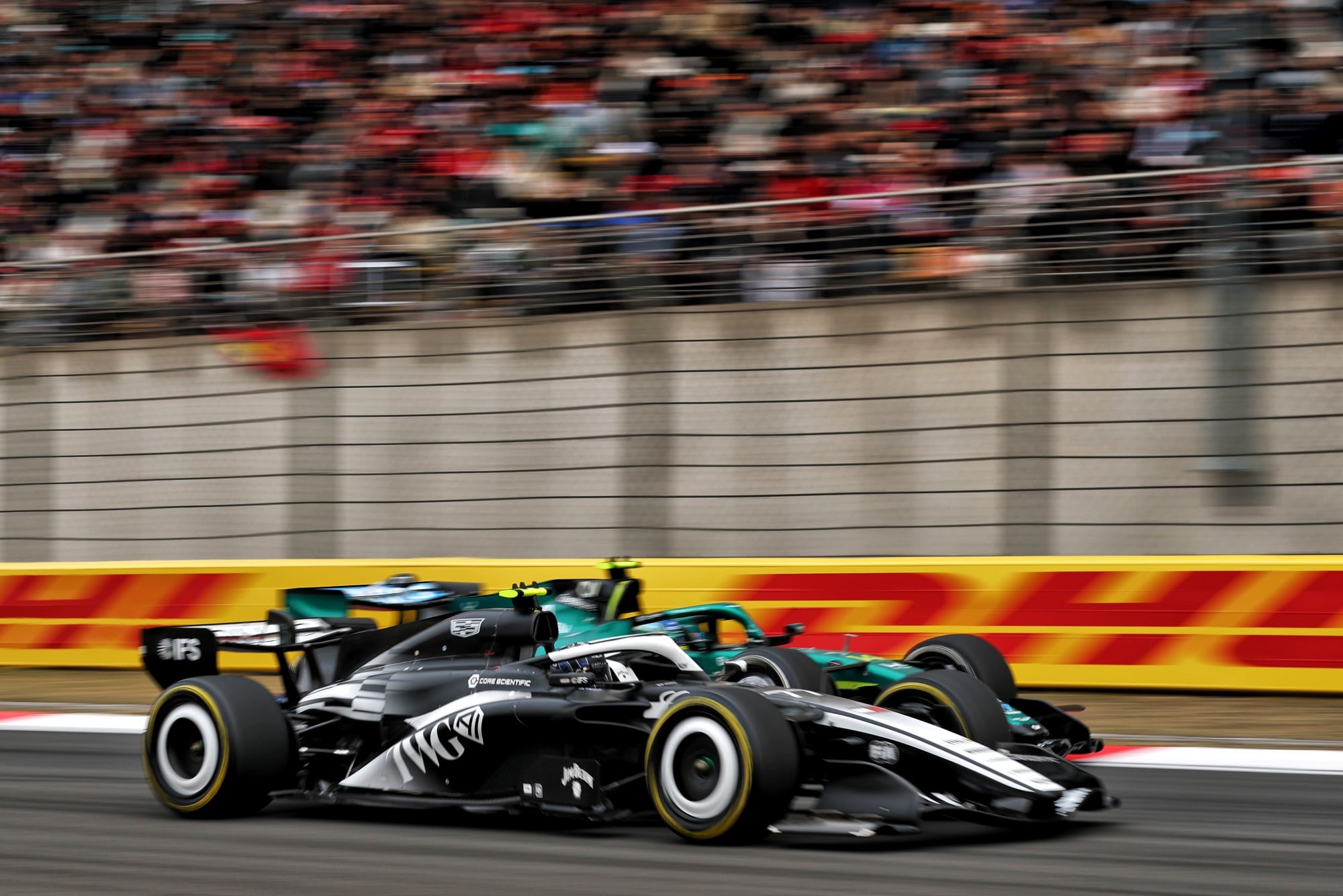 F1: Confira as imagens do GP da China 2026 Valtteri Bottas (FIN) Cadillac Formula 1 Team MAC-26 and Fernando Alonso (ESP) Aston Martin F1 Team AMR26 battle for position.