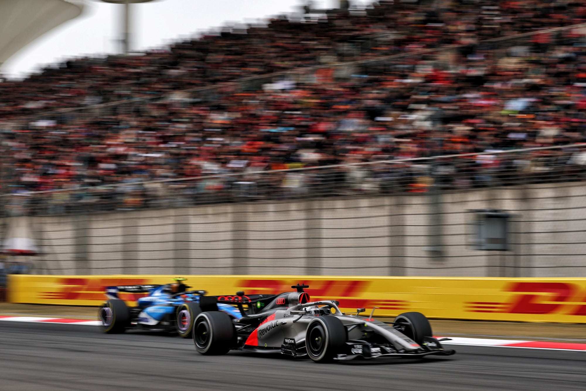 F1: Confira as imagens do GP da China 2026 Nico Hulkenberg (GER) Audi F1 Team R26 and Carlos Sainz (ESP) Williams F1 Team FW48 battle for position.
