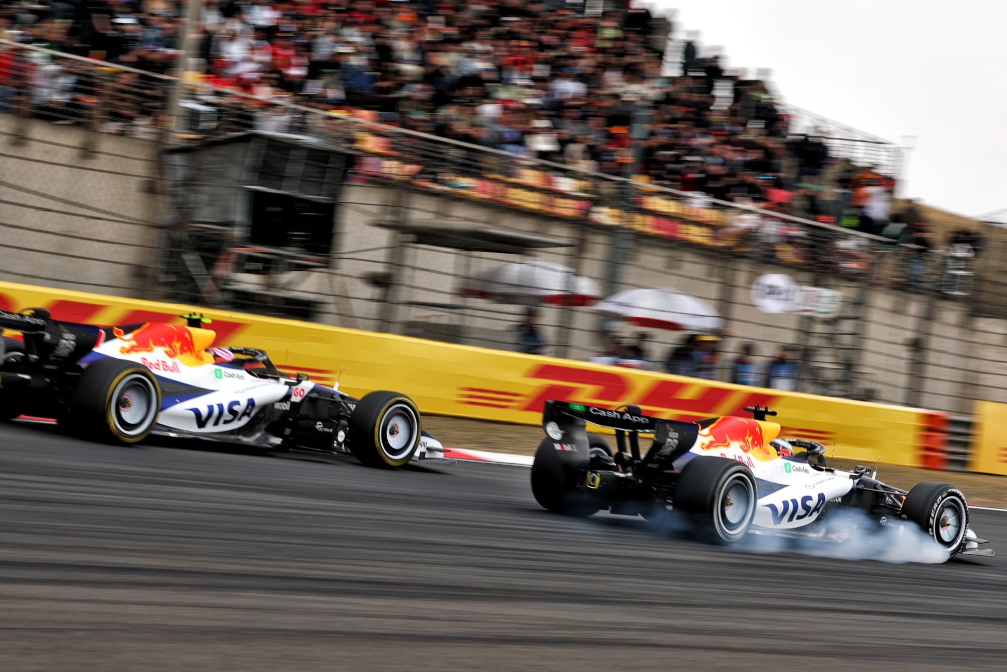 F1: Confira as imagens do GP da China 2026 Arvid Lindblad (GBR) Racing Bulls Formula One Team VCARB 03 and Liam Lawson (NZL) Racing Bulls Formula One Team VCARB 03 battle for position.