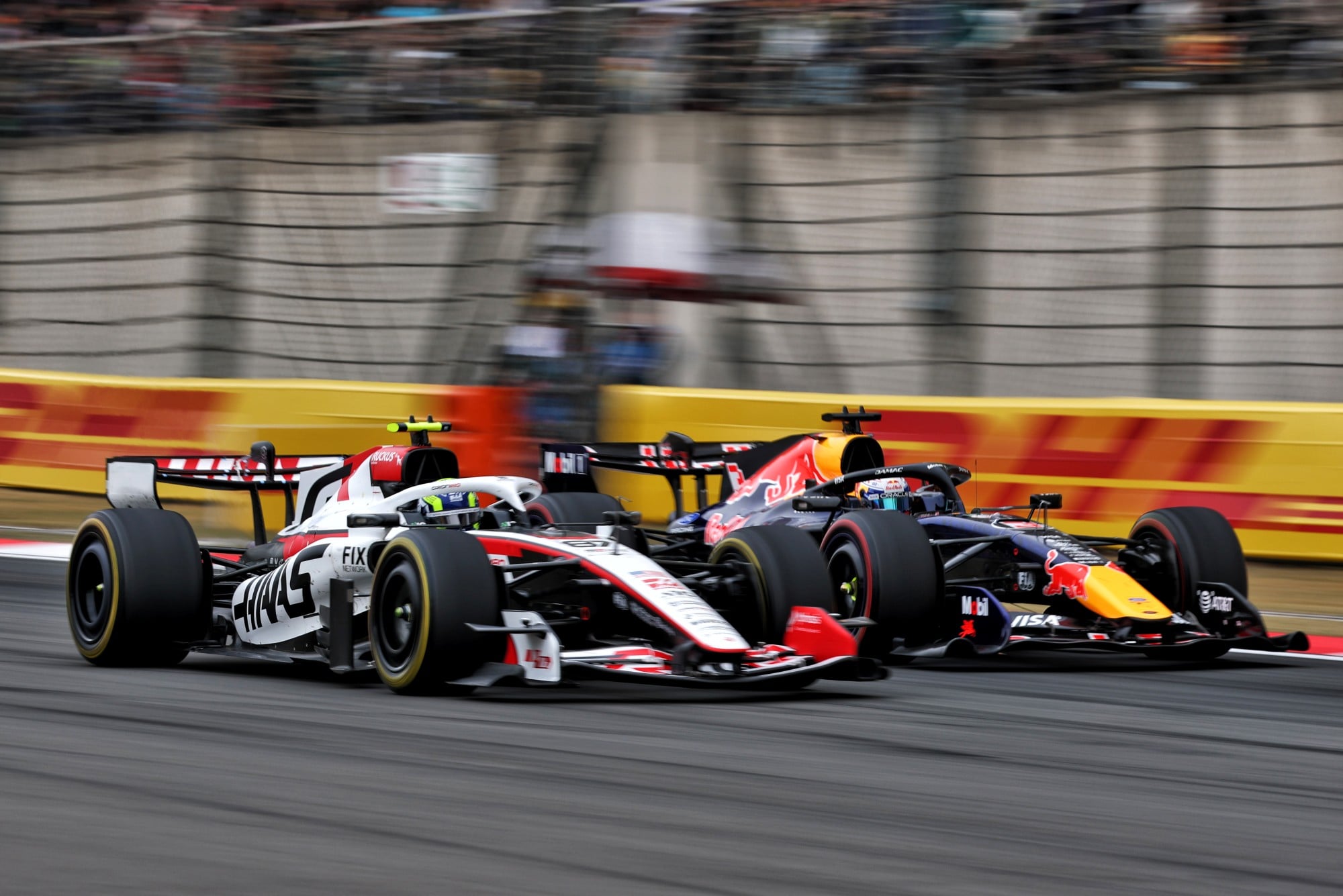 F1: Confira as imagens do GP da China 2026 Oliver Bearman (GBR) Haas F1 Team VF-26 and Max Verstappen (NLD) Red Bull Racing RB22 battle for position.