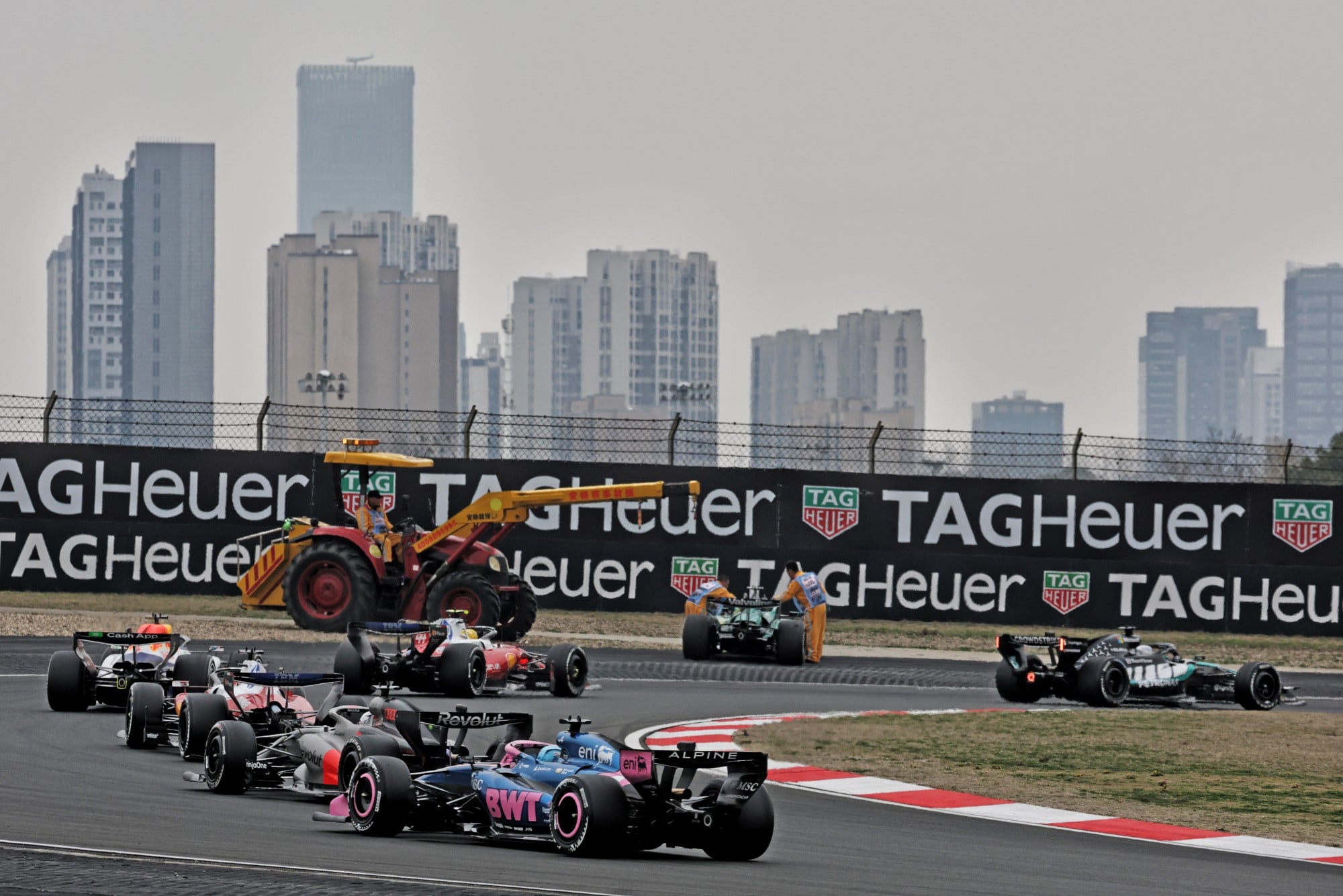 F1: Confira as imagens do GP da China 2026 Pierre Gasly (FRA) Alpine F1 Team A526 as the Aston Martin F1 Team AMR26 of Lance Stroll (CDN) is removed from the circuit.