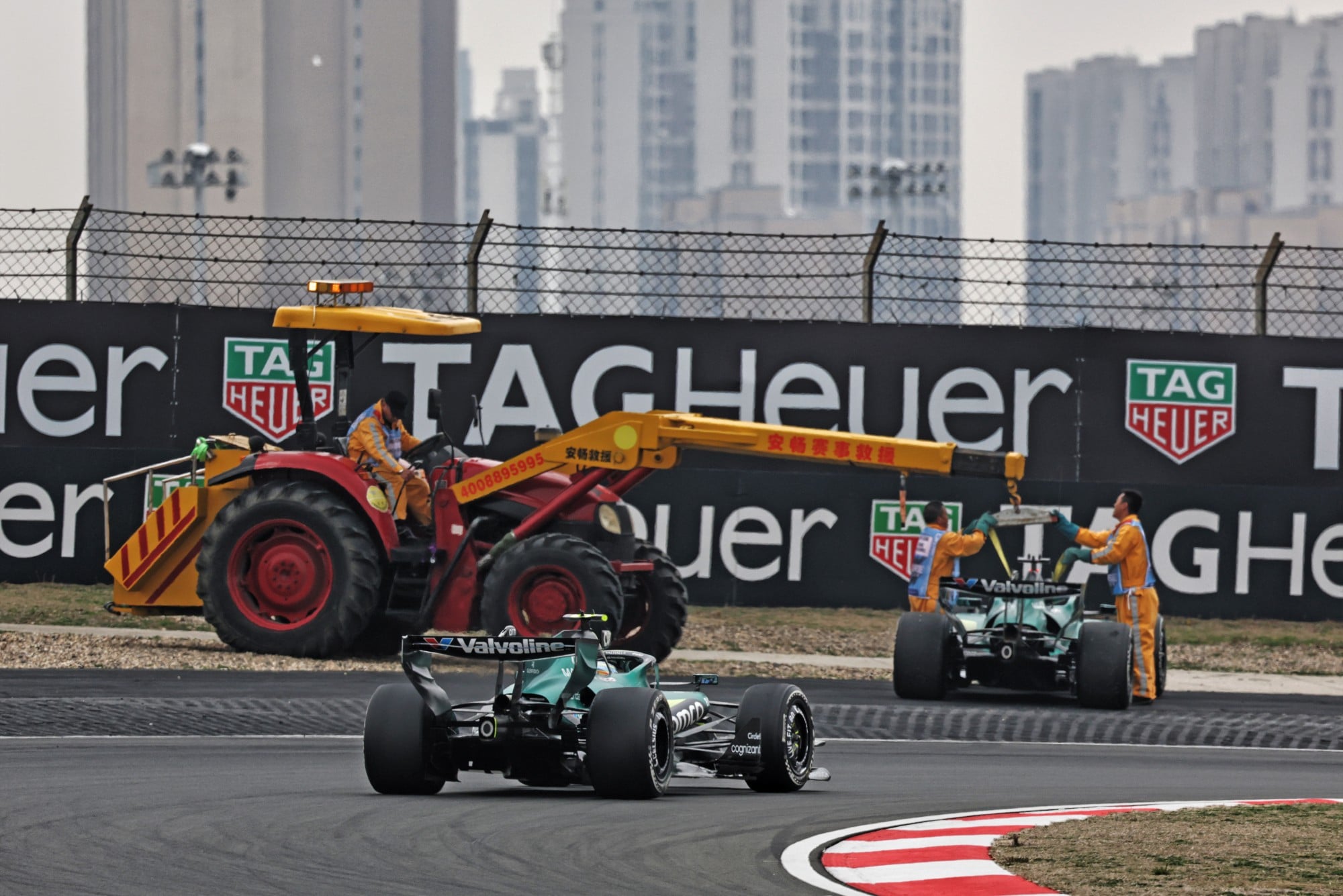 F1: Confira as imagens do GP da China 2026 Fernando Alonso (ESP) Aston Martin F1 Team AMR26 as the Aston Martin F1 Team AMR26 of Lance Stroll (CDN) is removed from the circuit.