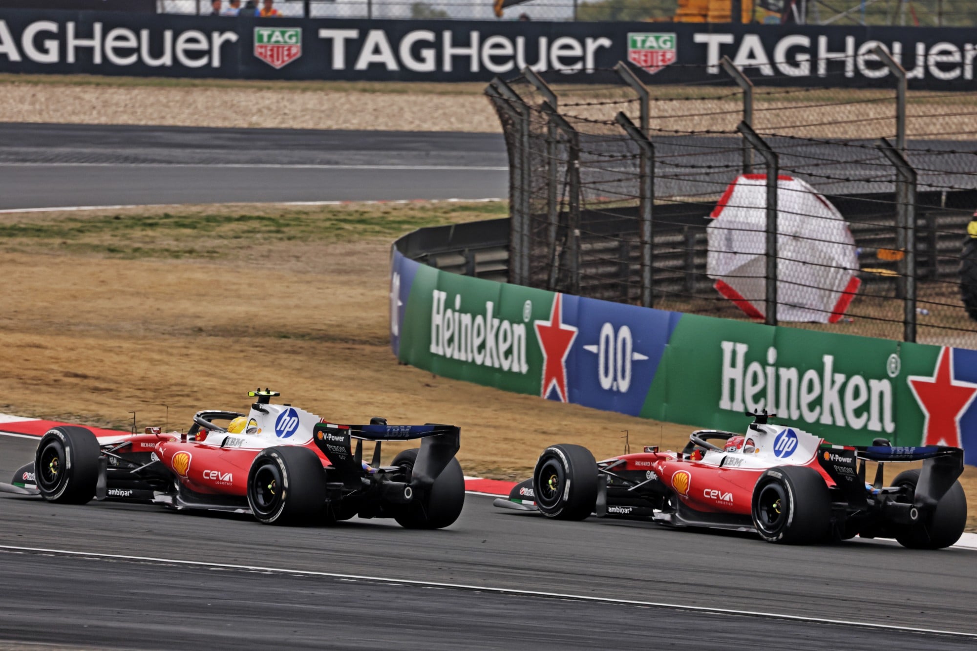 F1: Confira as imagens do GP da China 2026 Charles Leclerc (MON) Scuderia Ferrari SF-26 and Lewis Hamilton (GBR) Scuderia Ferrari SF-26 battle for position.