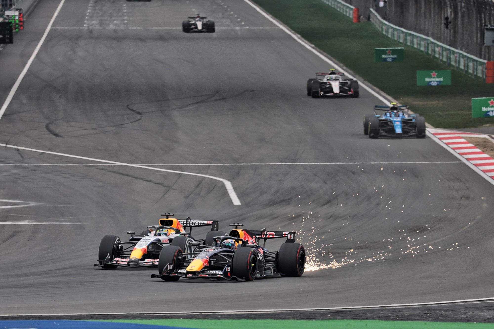 F1: Confira as imagens do GP da China 2026 Arvid Lindblad (GBR) Racing Bulls Formula One Team VCARB 03 and Max Verstappen (NLD) Red Bull Racing RB22 battle for position.