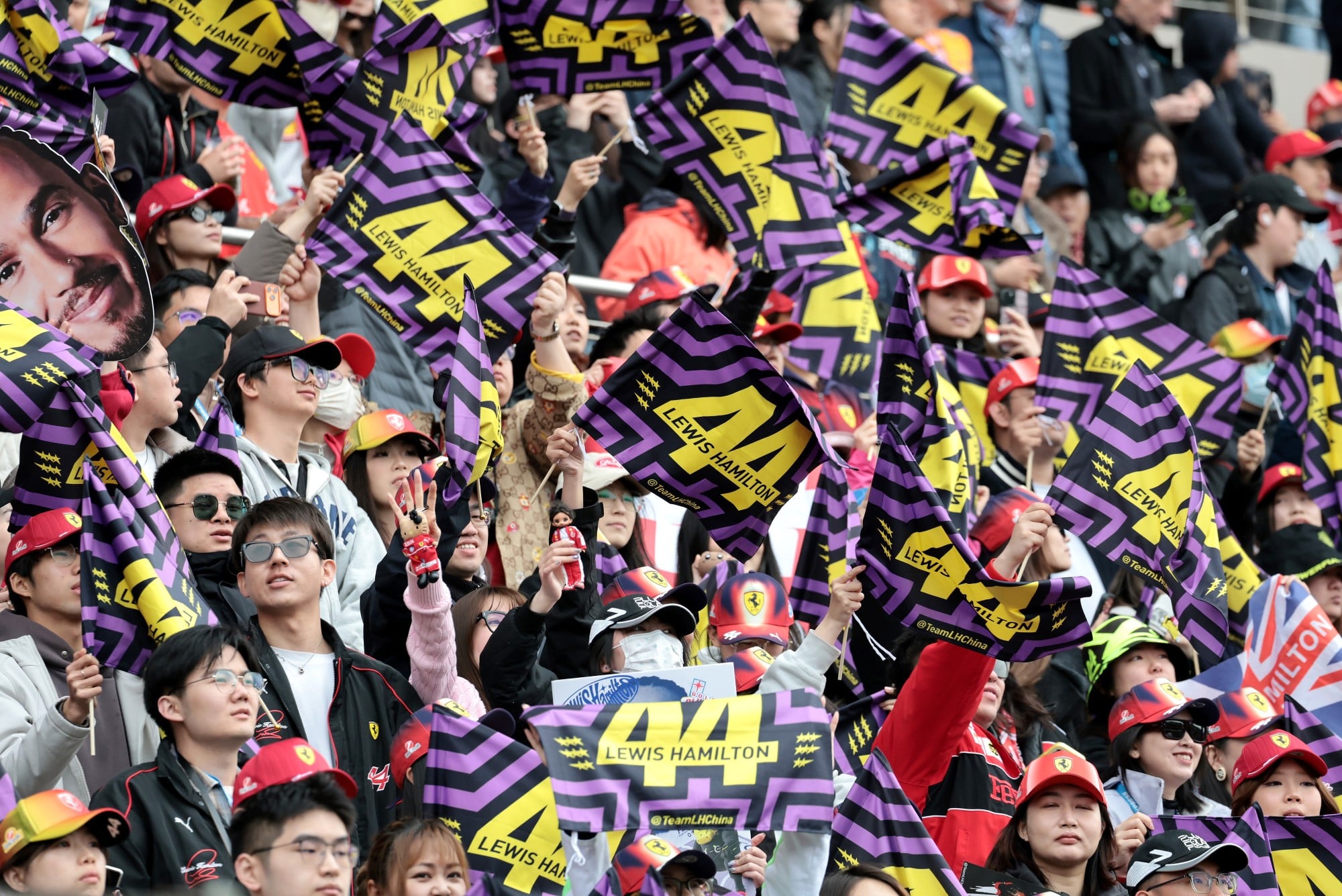 F1: Confira as imagens do GP da China 2026 Circuit atmosphere - Lewis Hamilton (GBR) Scuderia Ferrari fans in the grandstand.