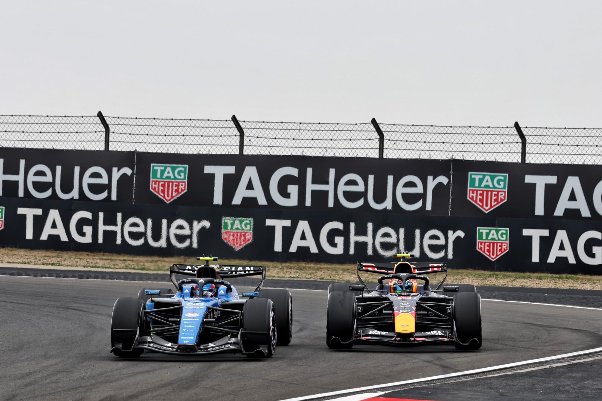 F1: Confira as imagens do GP da China 2026 Carlos Sainz (ESP) Williams F1 Team FW48 and Isack Hadjar (FRA) Red Bull Racing RB22 battle for position.