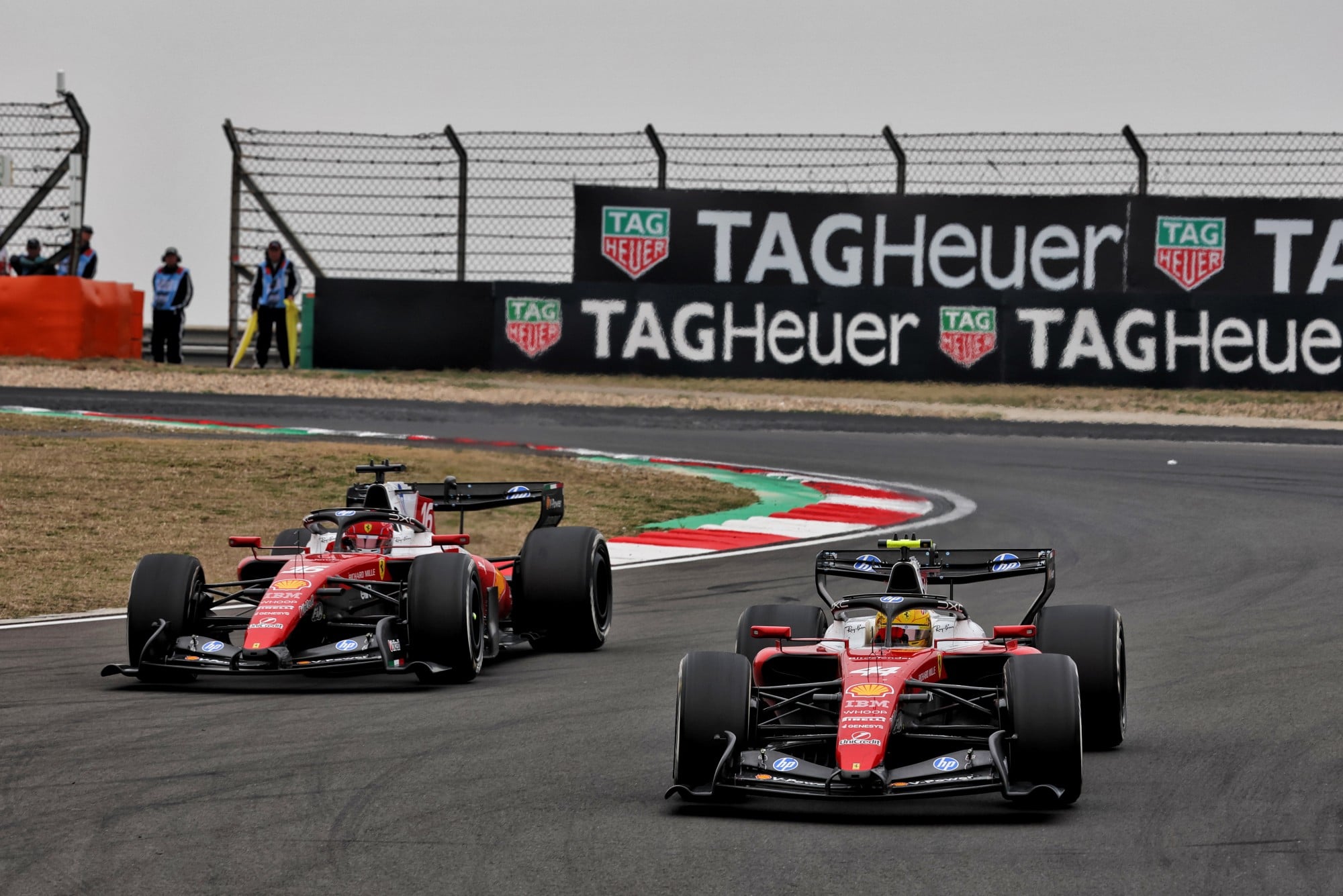F1: Confira as imagens do GP da China 2026 Charles Leclerc (MON) Scuderia Ferrari SF-26 and Lewis Hamilton (GBR) Scuderia Ferrari SF-26 battle for position.