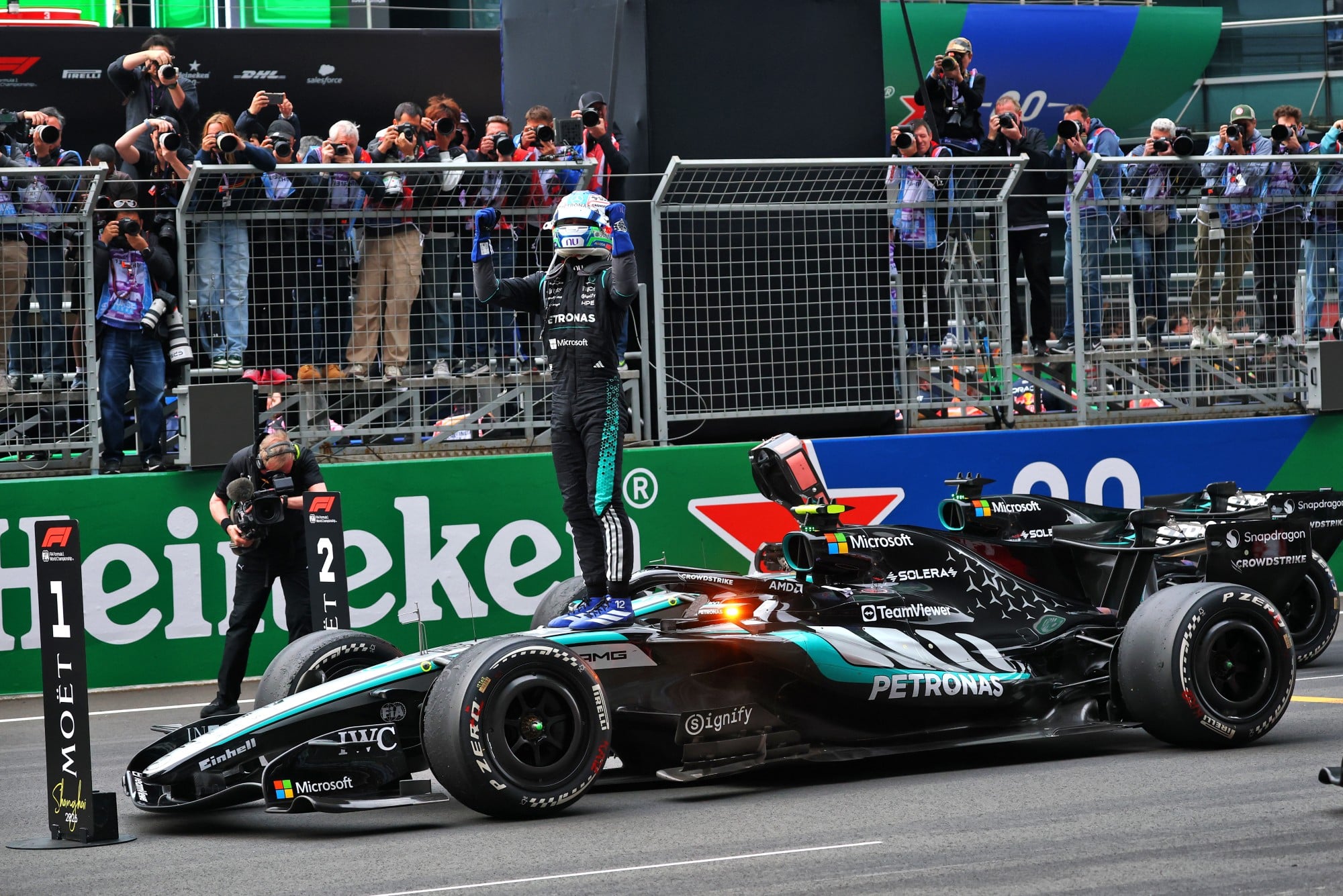 F1: Confira as imagens do GP da China 2026 Race winner Andrea Kimi Antonelli (ITA) Mercedes AMG Formula One Team W17 celebrates in parc ferme at the end of the race.