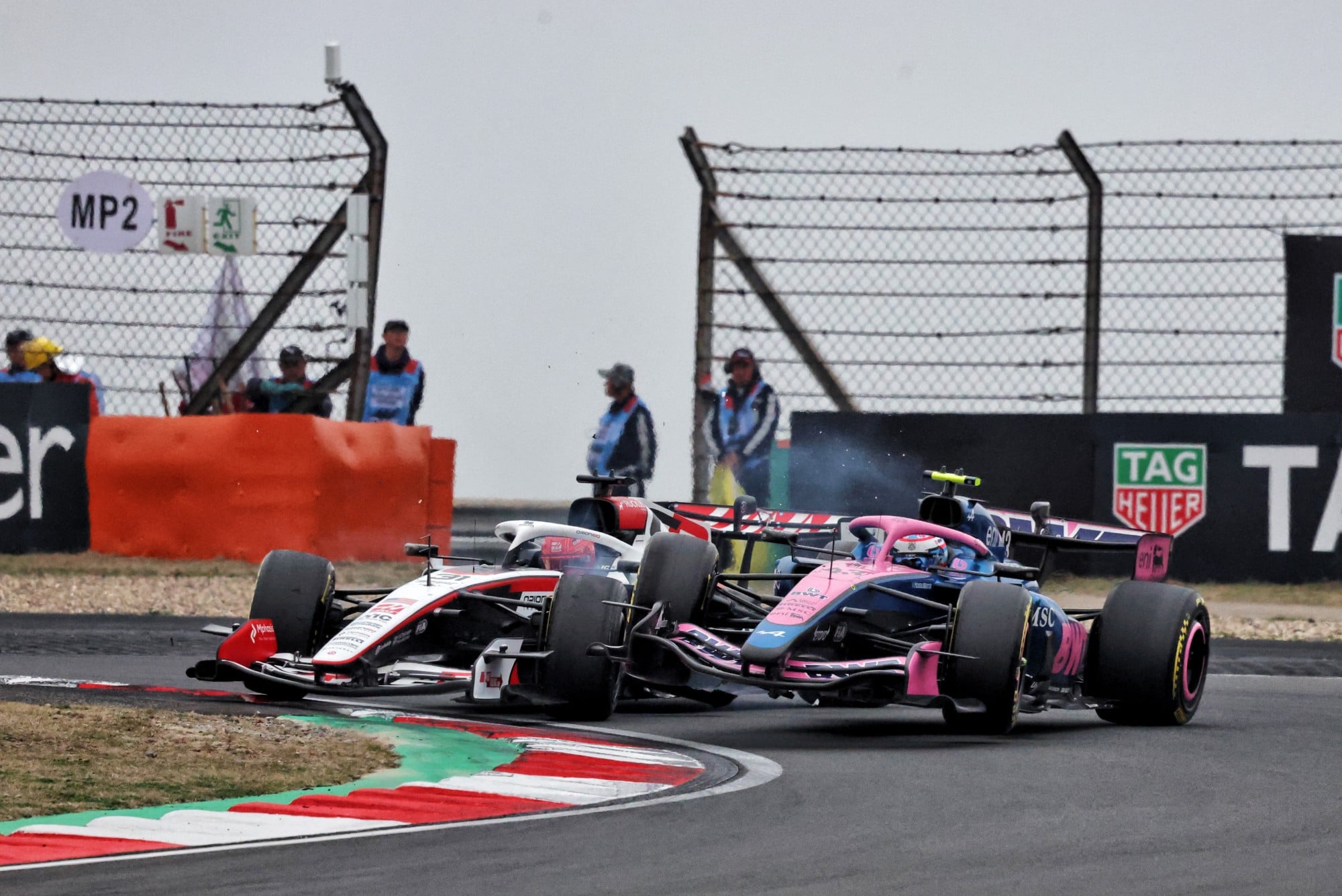 F1: Confira as imagens do GP da China 2026 Esteban Ocon (FRA) Haas F1 Team VF-26 and Franco Colapinto (ARG) Alpine F1 Team A526 collide in the race.