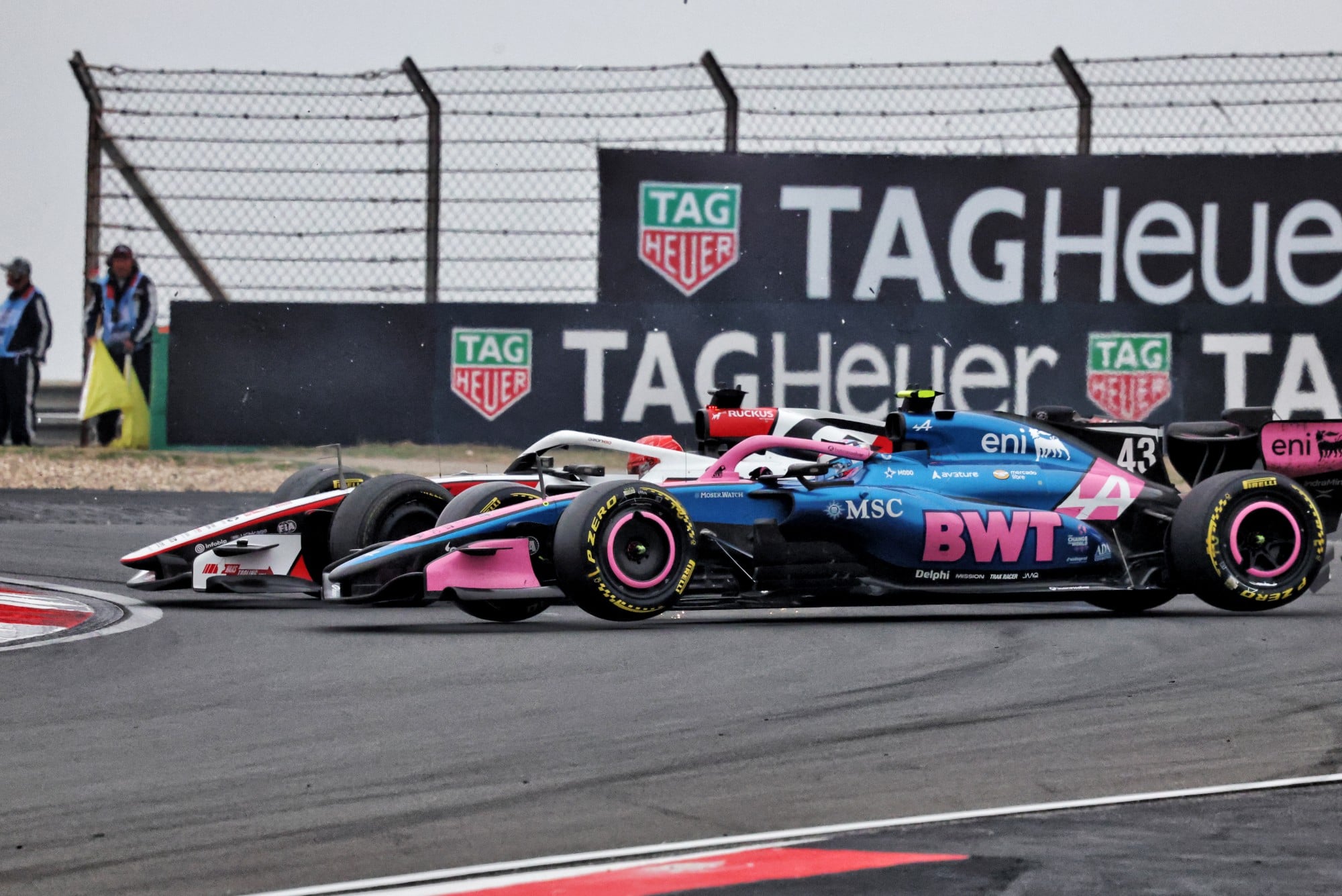 F1: Confira as imagens do GP da China 2026 Esteban Ocon (FRA) Haas F1 Team VF-26 and Franco Colapinto (ARG) Alpine F1 Team A526 collide in the race.
