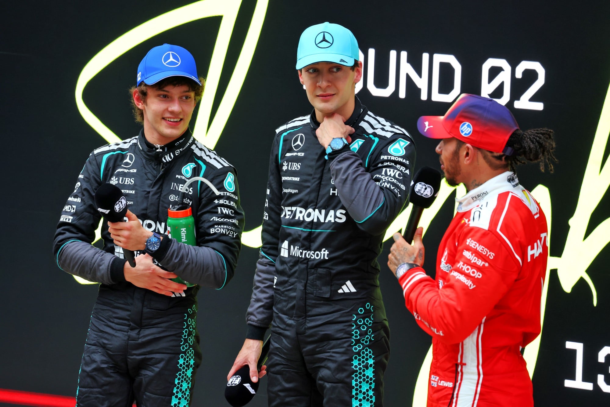 F1: Confira as imagens do GP da China 2026 (L to R): race winner Andrea Kimi Antonelli (ITA) Mercedes AMG Formula One Team; second placed George Russell (GBR) Mercedes AMG Formula One Team; and third placed Lewis Hamilton (GBR) Scuderia Ferrari in parc ferme.