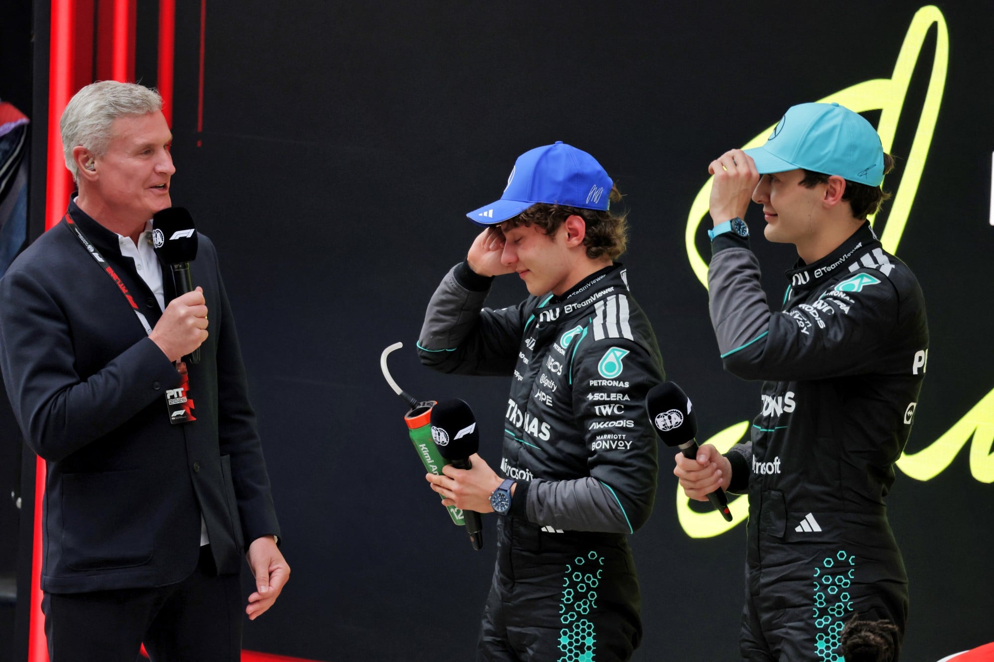 F1: Confira as imagens do GP da China 2026 (L to R): David Coulthard (GBR) Channel 4 F1 Commentator with race winner Andrea Kimi Antonelli (ITA) Mercedes AMG Formula One Team and second placed George Russell (GBR) Mercedes AMG Formula One Team in parc ferme.
