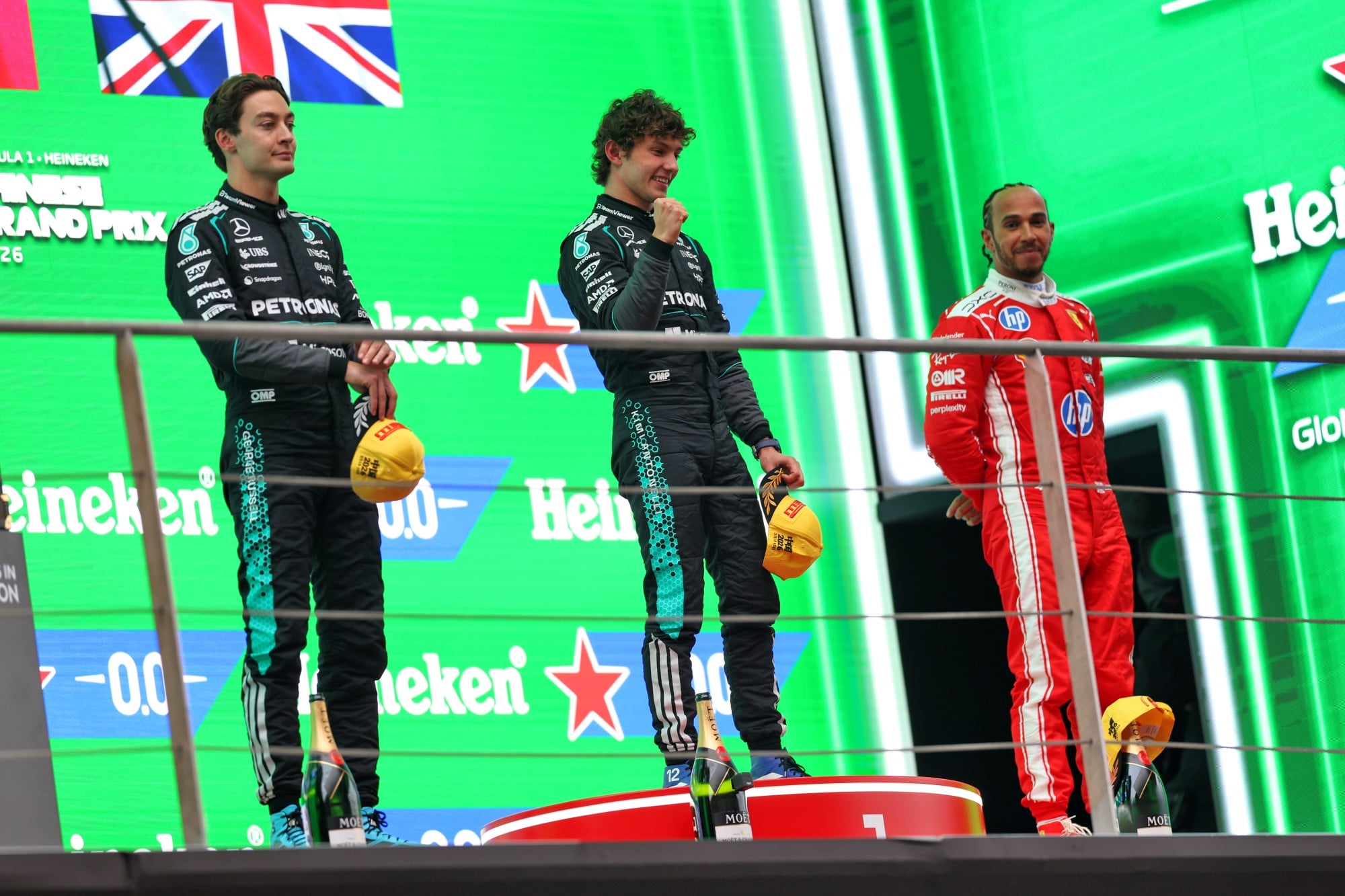 F1: Confira as imagens do GP da China 2026 The podium (L to R): George Russell (GBR) Mercedes AMG Formula One Team, second; Andrea Kimi Antonelli (ITA) Mercedes AMG Formula One Team, race winner; Lewis Hamilton (GBR) Scuderia Ferrari, third.