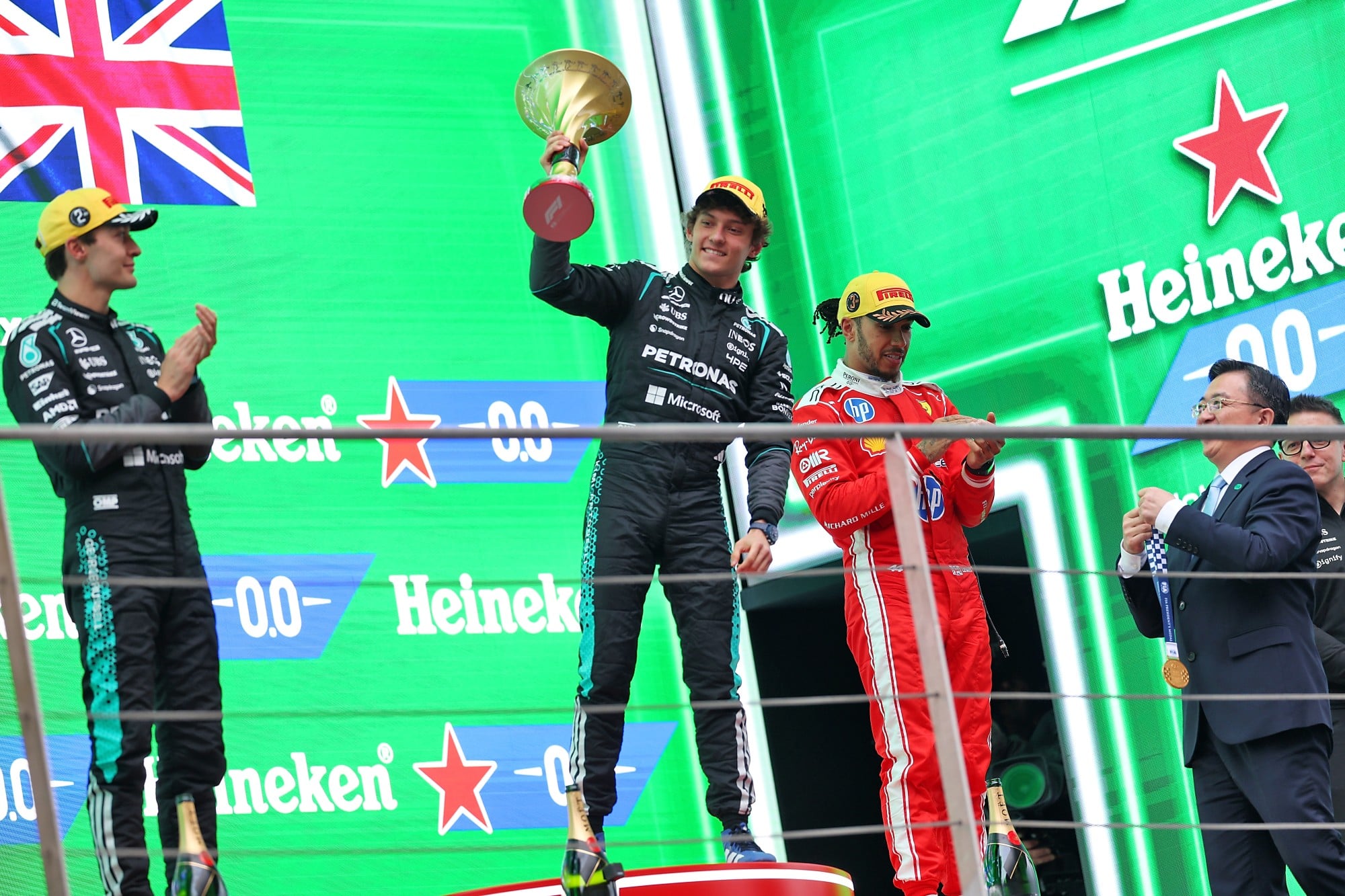 F1: Confira as imagens do GP da China 2026 The podium (L to R): George Russell (GBR) Mercedes AMG Formula One Team, second; Andrea Kimi Antonelli (ITA) Mercedes AMG Formula One Team, race winner; Lewis Hamilton (GBR) Scuderia Ferrari, third.