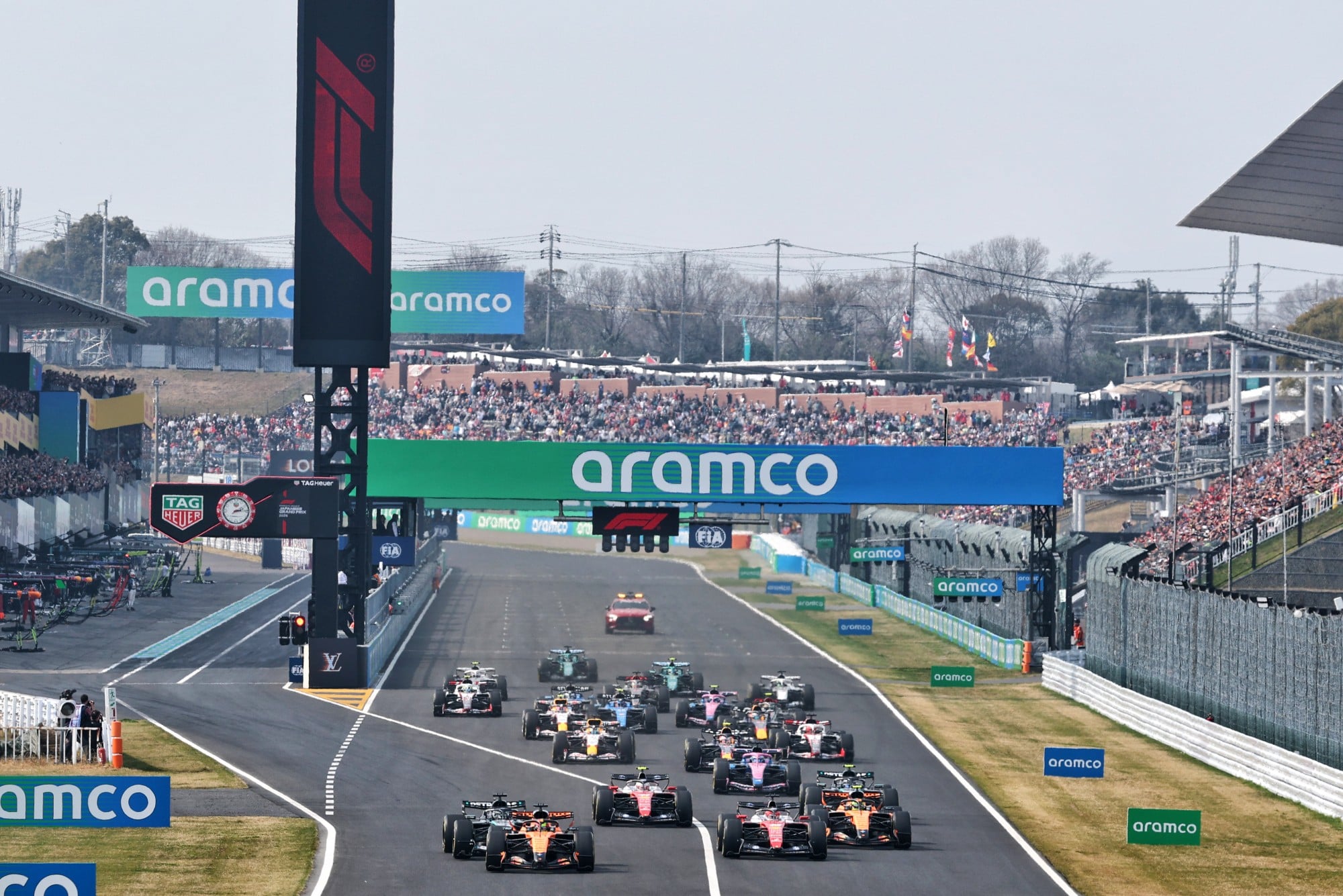 Oscar Piastri (AUS) McLaren F1 Team MCL40 takes the lead at the start of the race.