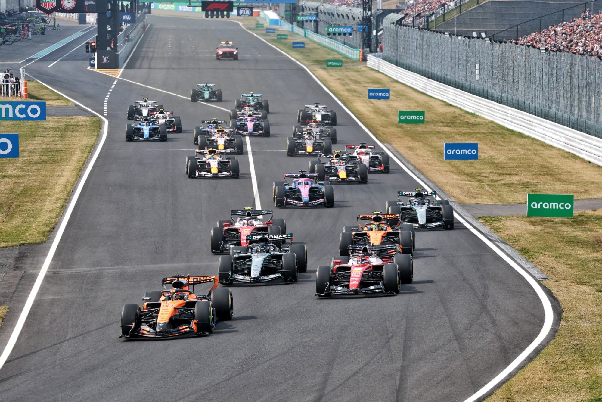 Oscar Piastri (AUS) McLaren F1 Team MCL40 takes the lead at the start of the race.