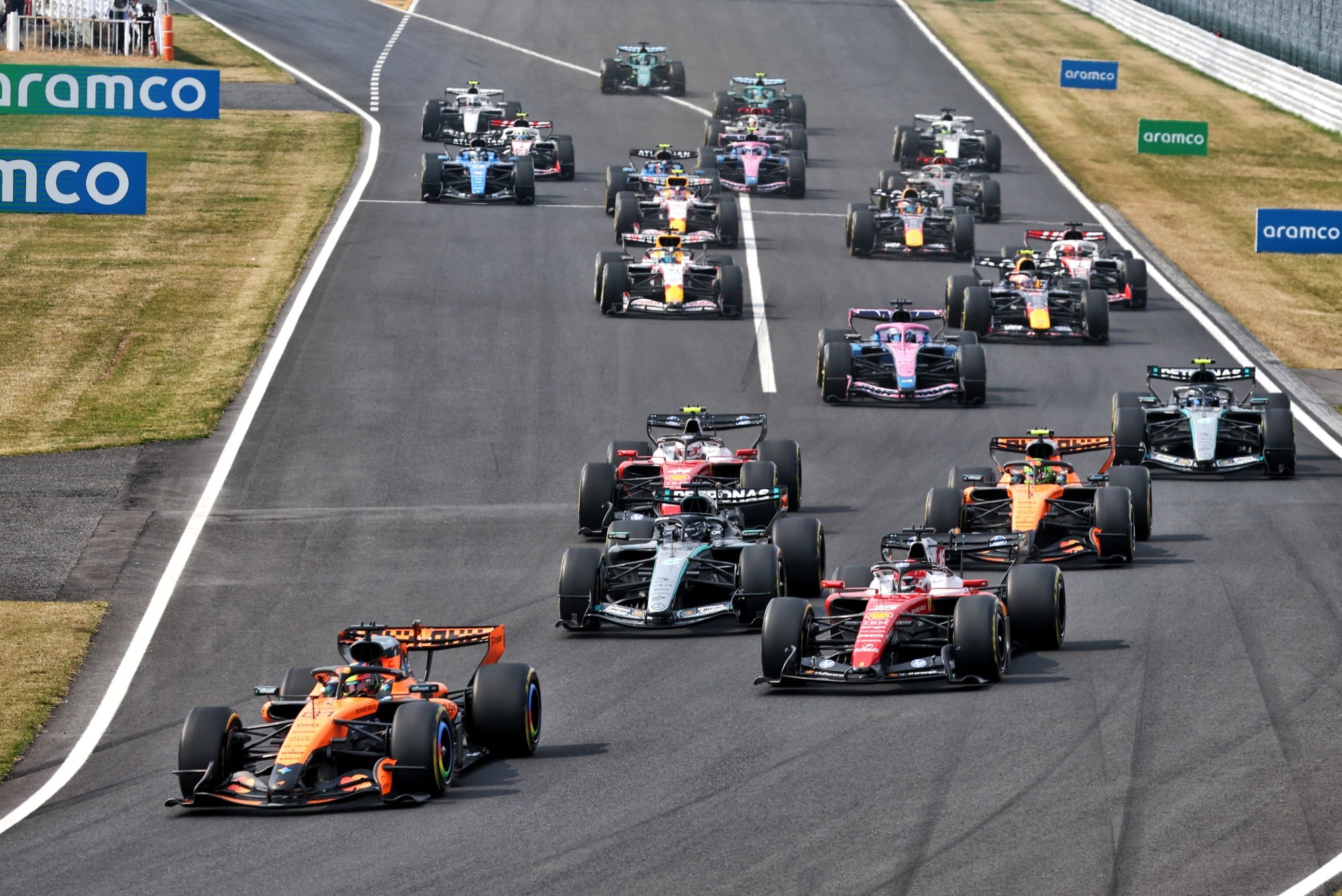 Oscar Piastri (AUS) McLaren F1 Team MCL40 leads at the start of the race.