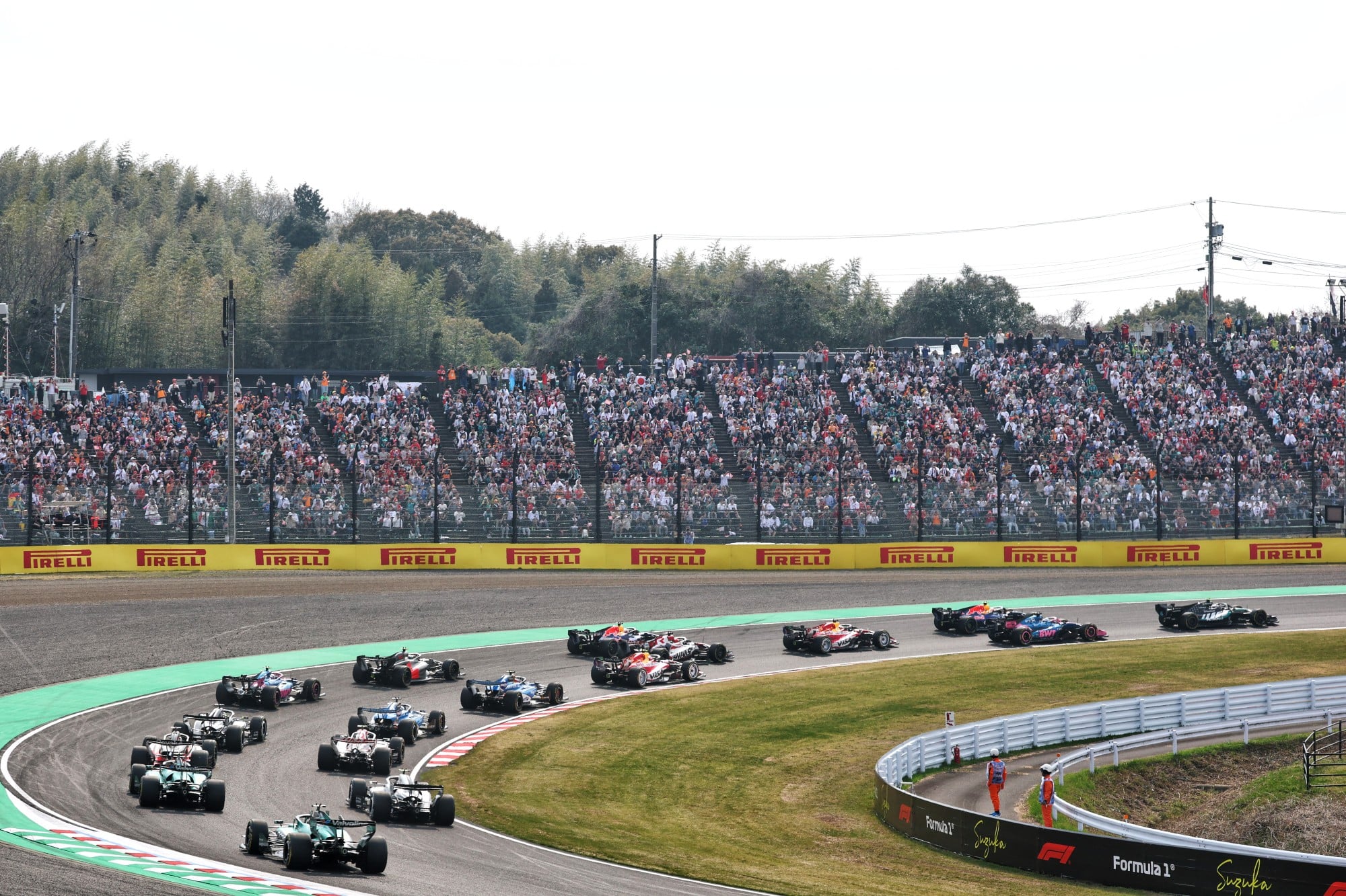 Lance Stroll (CDN) Aston Martin F1 Team AMR26 at the start of the race.