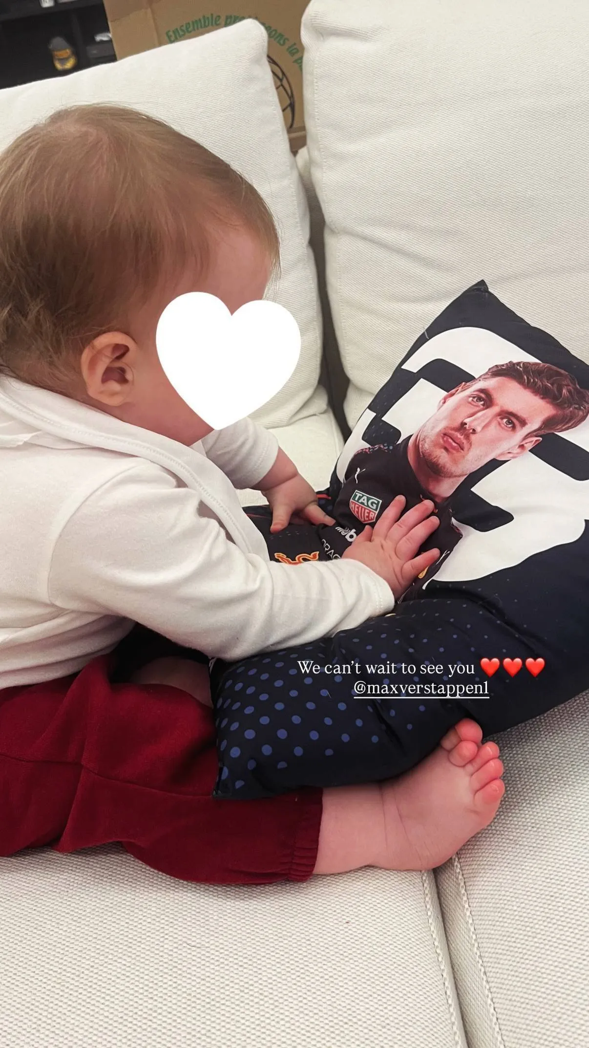 F1: Kelly Piquet compartilha foto de Lily com almofada de Verstappen