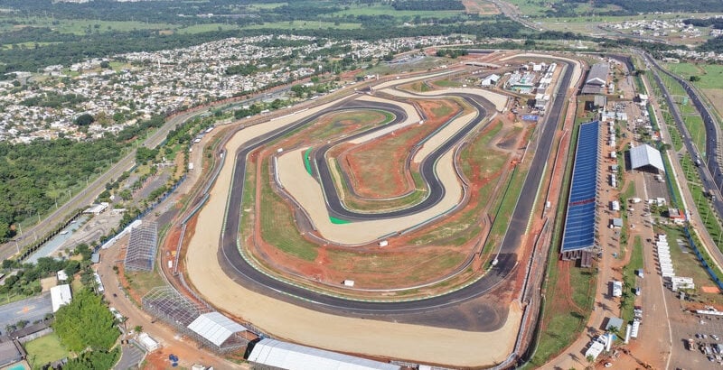 Caiado vistoria ajustes finais no autódromo de Goiânia para MotoGP