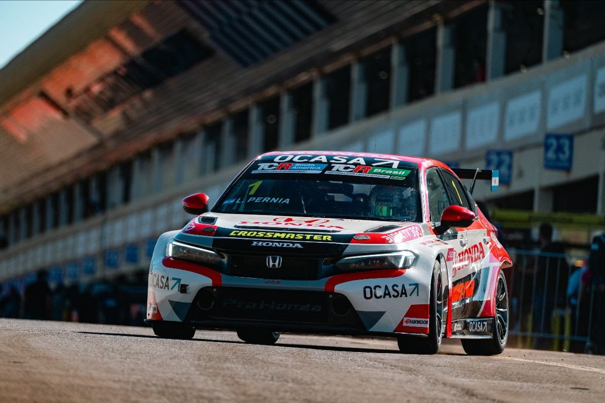 TCR: Caos com pneus muda tudo, e Pernía vence a Corrida 2 em Cascavel