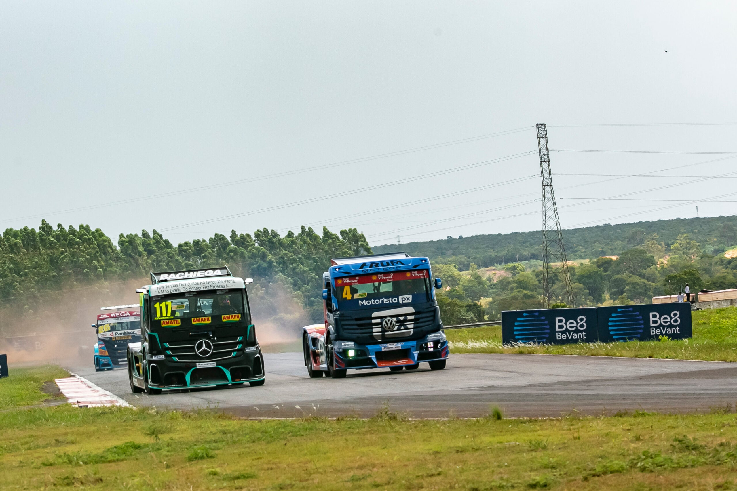 Ação troca óleo de cozinha usado por ingresso para assistir a Copa Truck em Santa Cruz do Sul
