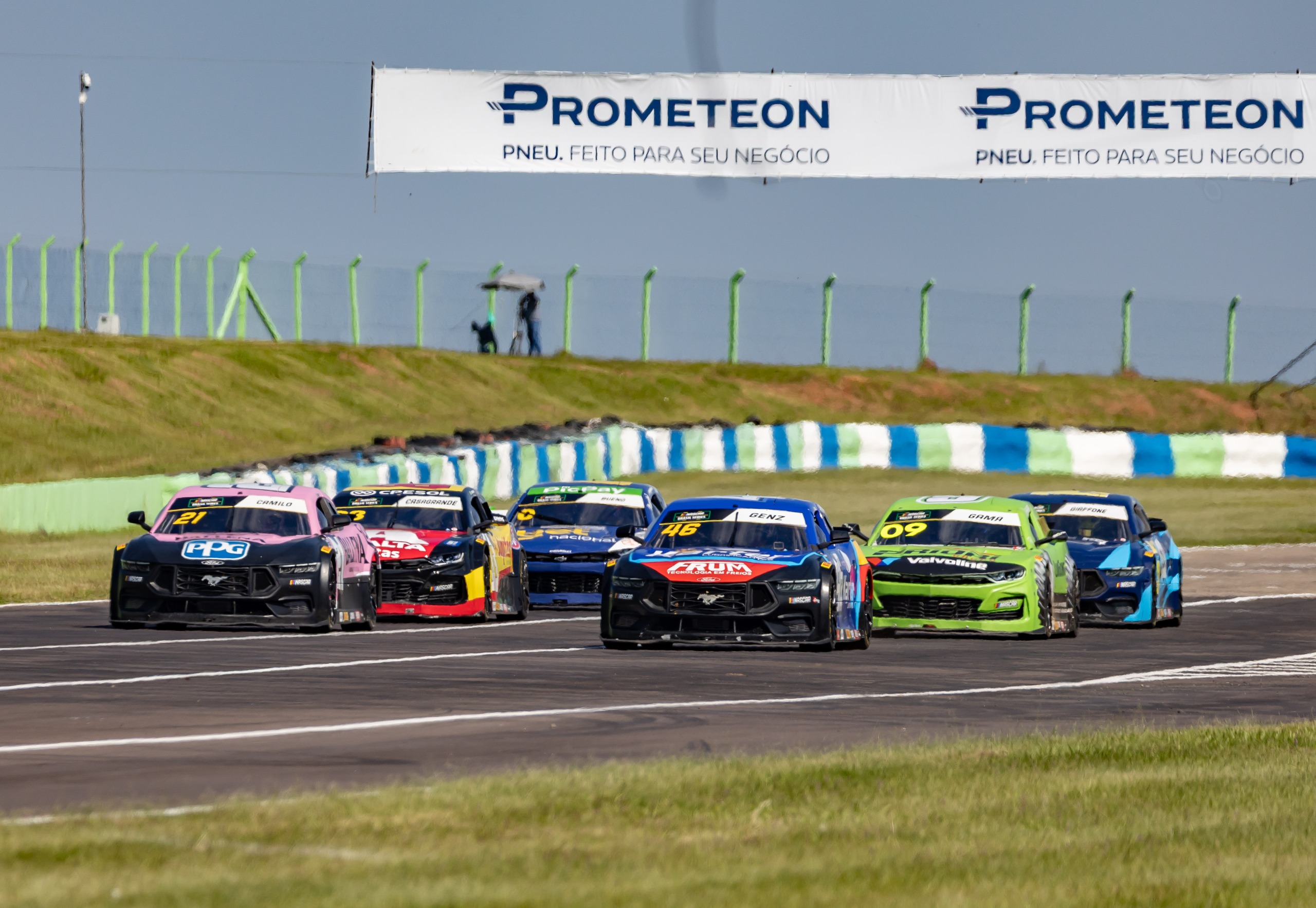 NASCAR Brasil: Camilo aproveita confusão, assume ponta e vence em Santa Cruz do Sul