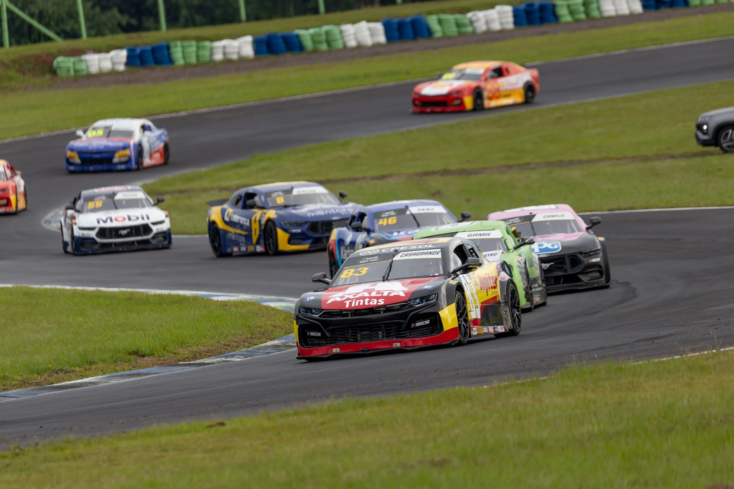 Em prova agitada até o fim, Casagrande leva a melhor na Corrida 2 da NASCAR Brasil